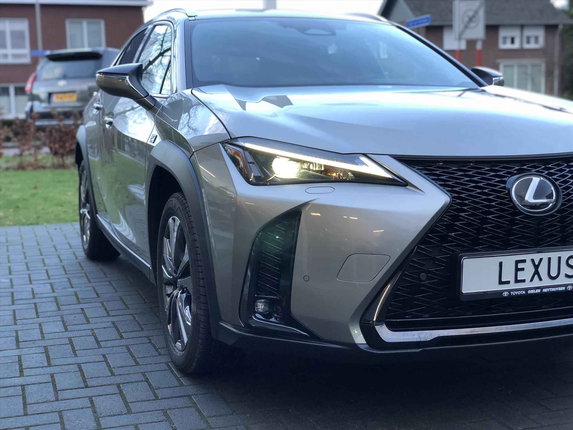 Lexus Ux 300h 199pk F Sport Design | Nieuw model, Groot scherm, Dodehoekherkenning, Parkeersensoren, Stoel + Stuurverwarming, 18inch - 12/41