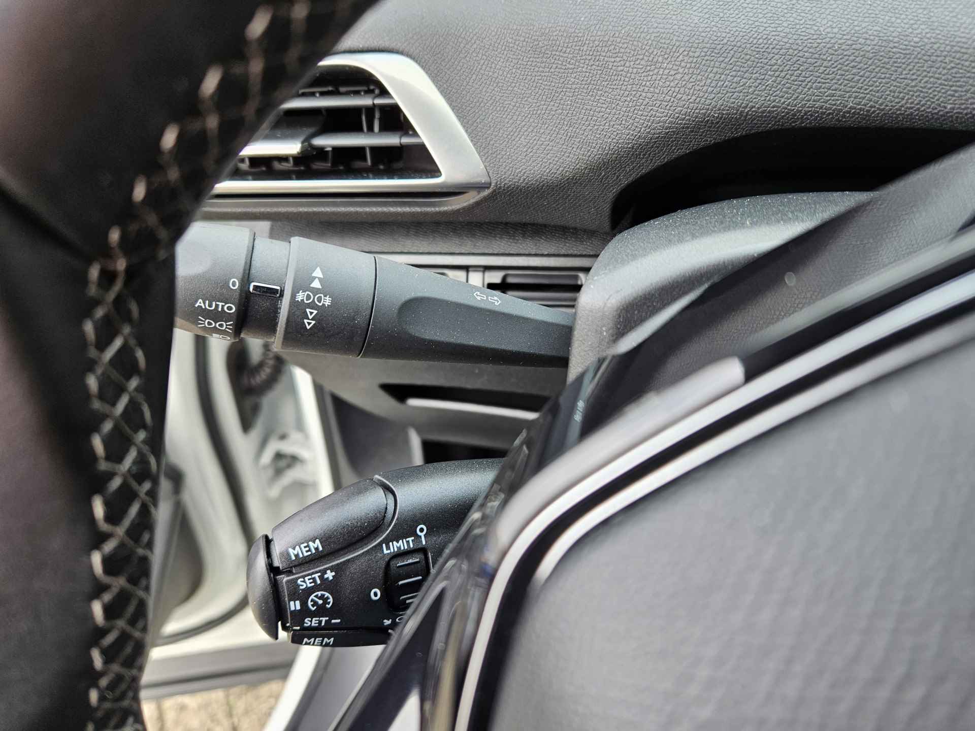 Peugeot 5008 1.2 PureTech Allure 7-Zits | Trekhaak | Navigatie | Camera | Apple Carplay en Android Auto | Keyless Entry en Start - 33/42