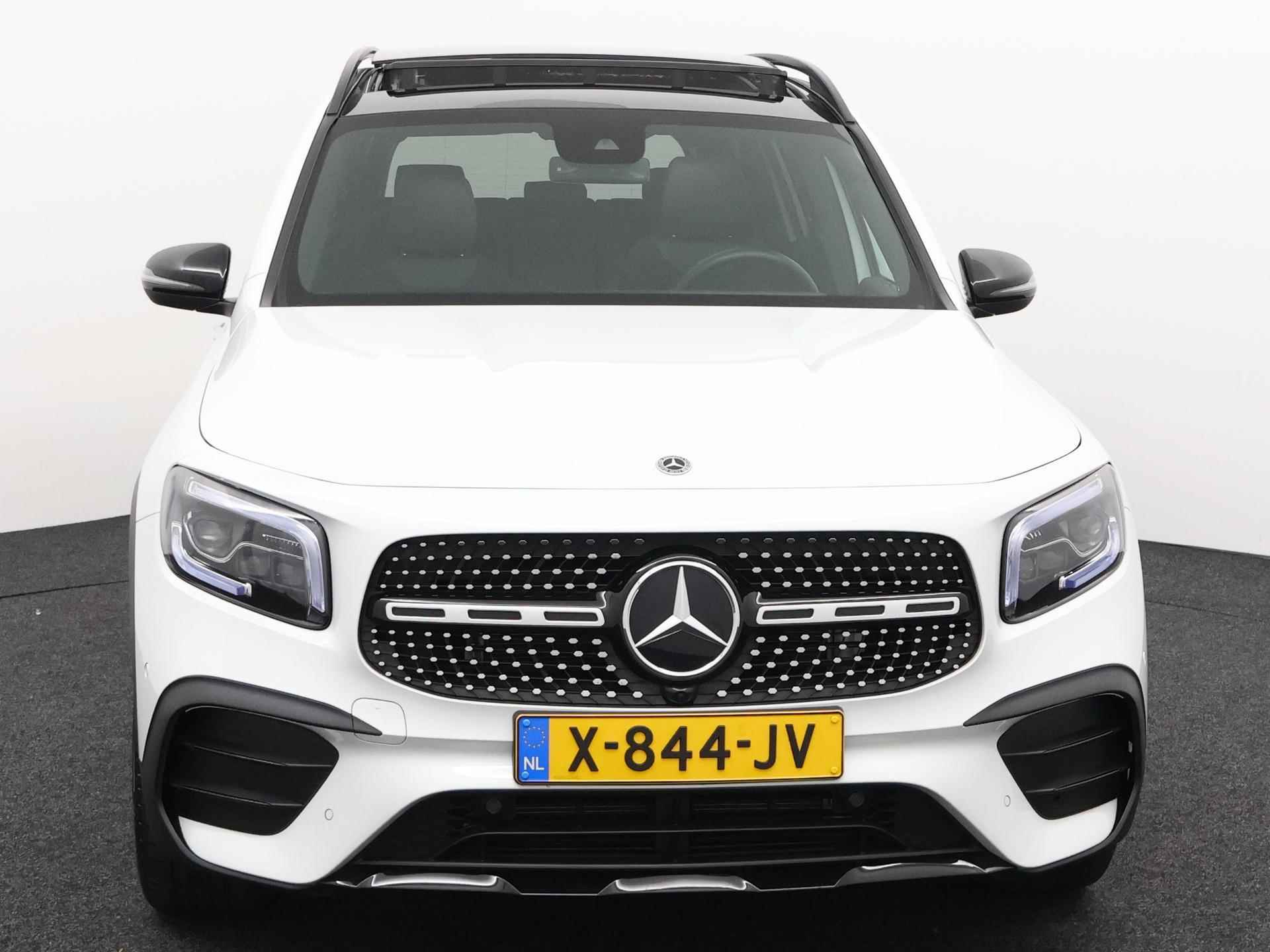 Mercedes-Benz GLB 180 AMG | Panoramadak | Nightpakket | Nightpakket | Panoramadak | Achteruitrijcamera | Stoelverwarming | Sfeerverlichting | Dodehoekassistent | Apple & Android Carplay | Showmodel SALE - 7/29