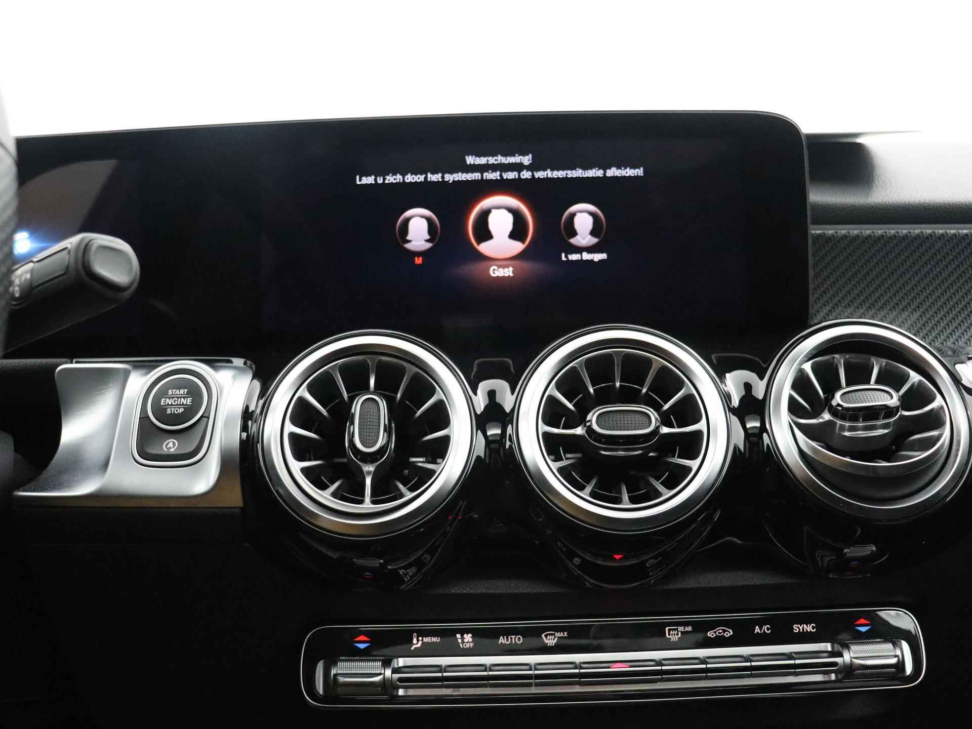 Mercedes-Benz GLB 180 AMG | Panoramadak | Nightpakket | Nightpakket | Panoramadak | Achteruitrijcamera | Stoelverwarming | Sfeerverlichting | Dodehoekassistent | Apple & Android Carplay | Showmodel SALE - 12/29