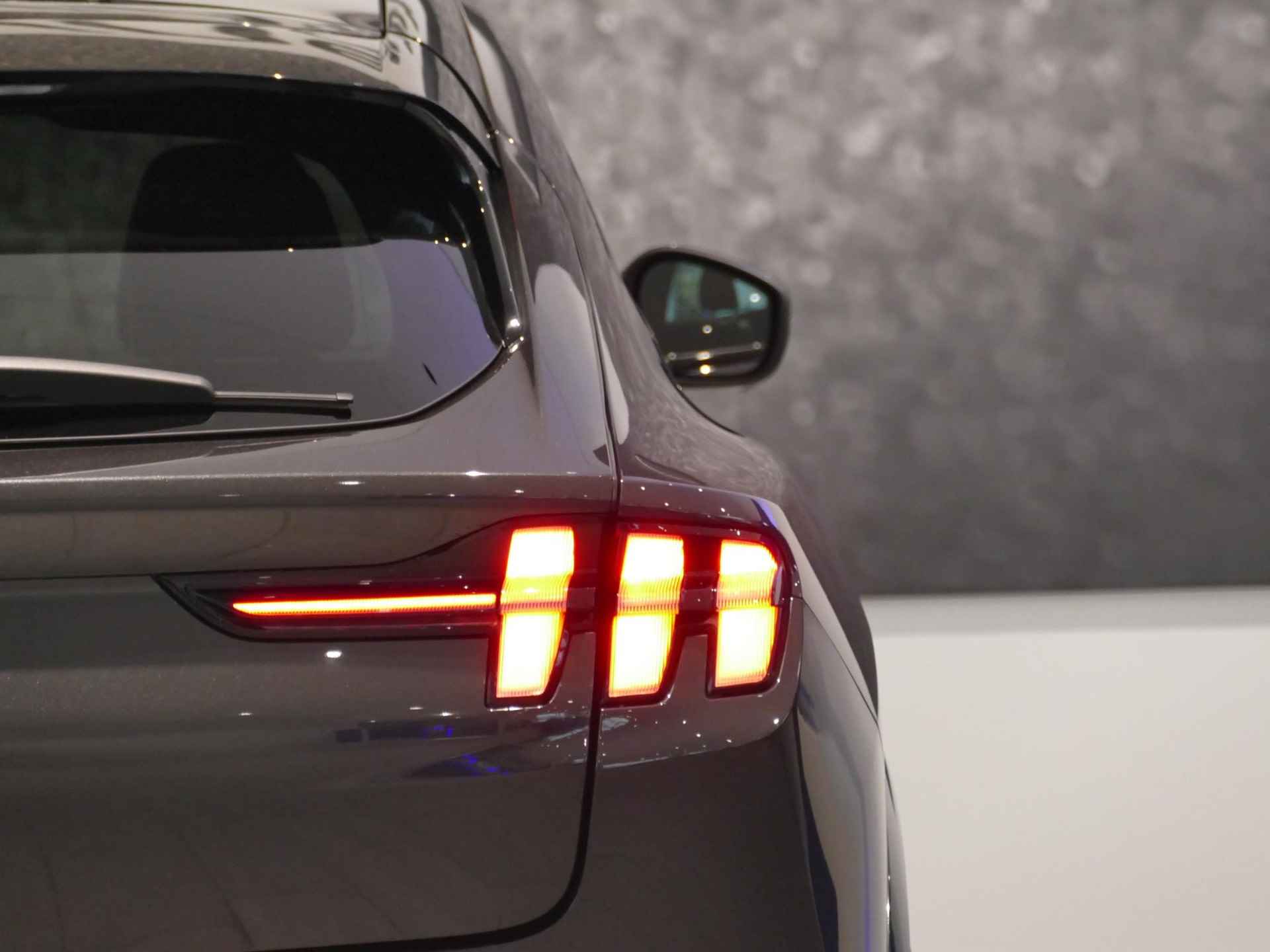 Ford Mustang Mach-E 75kWh AWD | € 2.000,- KORTING | PANORAMADAK | ELEKTRISCHE STOELEN | - 18/65