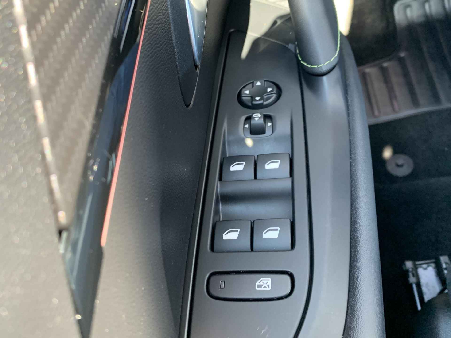 Peugeot e-208 EV GT Pack 50 kWh PANORAMADAK | KEYLESS | APPLE CARPLAY/ANDROID AUTO | VERWARMBARE STOELEN | CLIMATE CONTROL | CRUISE CONTROL - 20/24