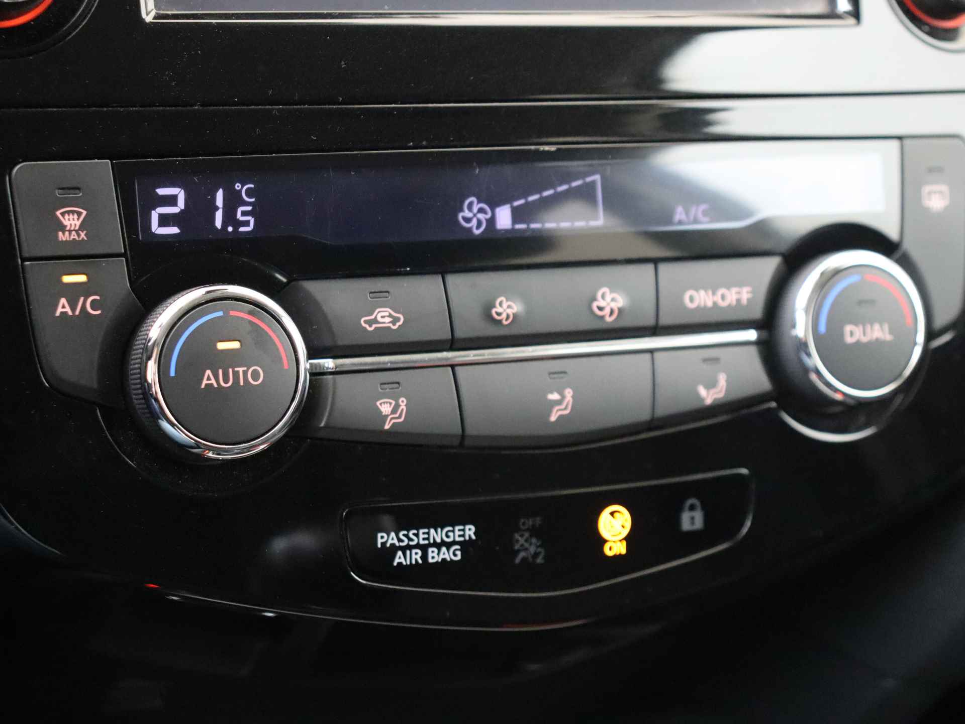 Nissan QASHQAI 1.2 DIG-T N-Connecta 115 pk | Navigatie | Climate Control | Stoelverwarming - 18/33