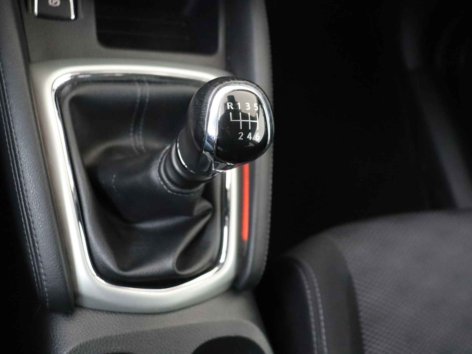 Nissan QASHQAI 1.2 DIG-T N-Connecta 115 pk | Navigatie | Climate Control | Stoelverwarming - 19/33