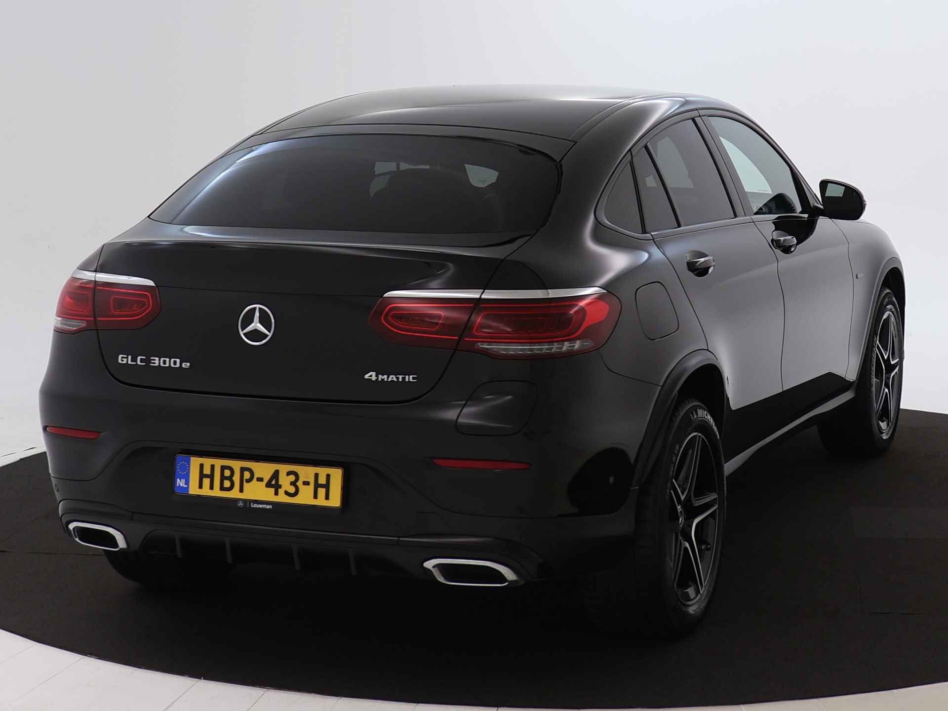 Mercedes-Benz GLC Coupé 300 e AMG Nightpack | Parkeerpakket met Camera | Sfeerverlichting | LED | Apple CarPlay | Inclusief 24 maanden MB Certified garantie voor Europa. - 18/44