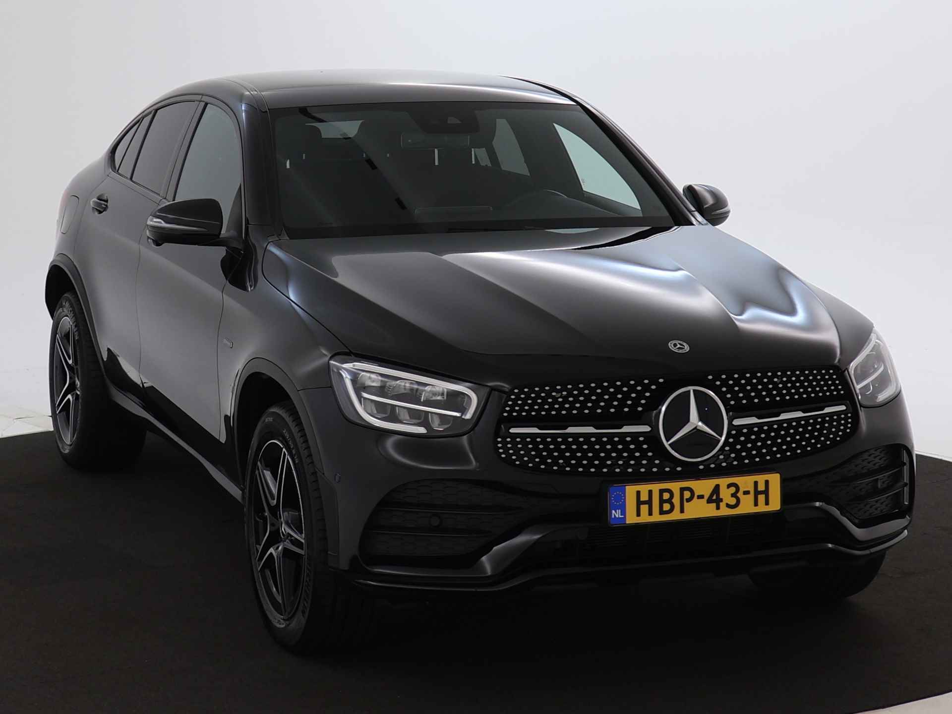 Mercedes-Benz GLC Coupé 300 e AMG Nightpack | Parkeerpakket met Camera | Sfeerverlichting | LED | Apple CarPlay | Inclusief 24 maanden MB Certified garantie voor Europa. - 28/44