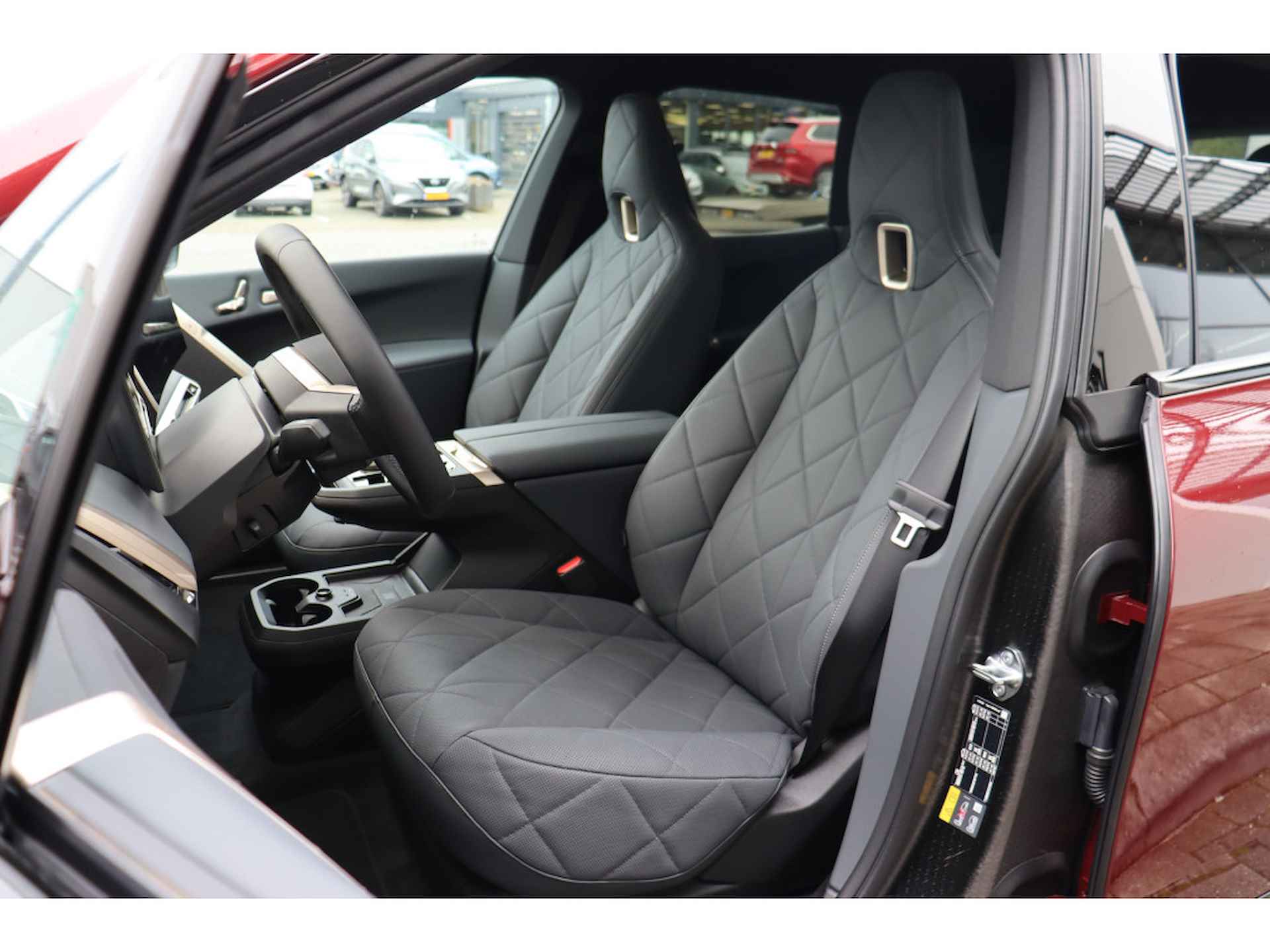 BMW iX xDrive50 High Executive Sport 112 kWh / Panoramadak Sky Lounge / Trekhaak / Parking Assistant Professional / Laserlight / Stoelventilatie / Soft-Close - 5/30