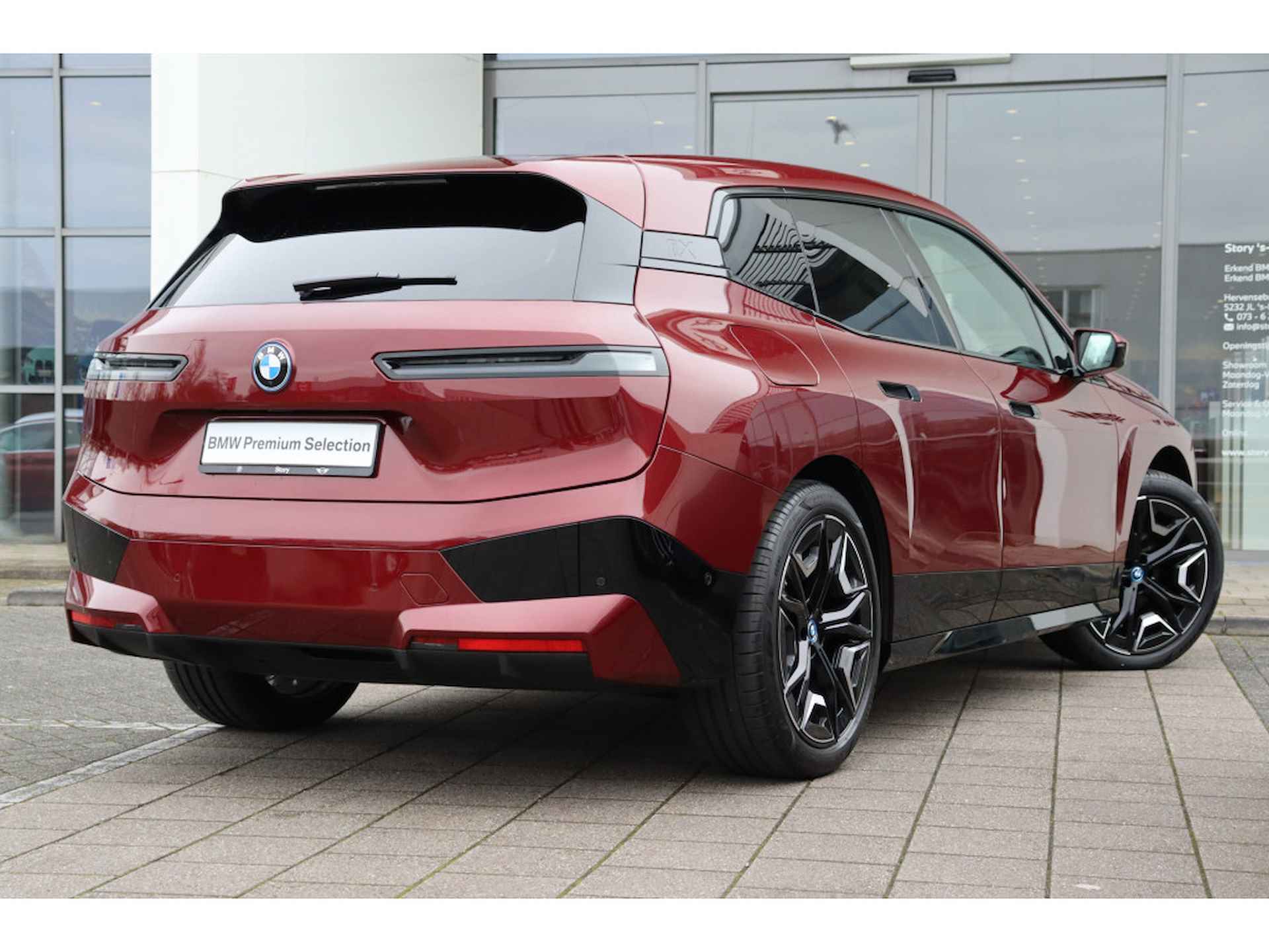 BMW iX xDrive50 High Executive Sport 112 kWh / Panoramadak Sky Lounge / Trekhaak / Parking Assistant Professional / Laserlight / Stoelventilatie / Soft-Close - 12/30