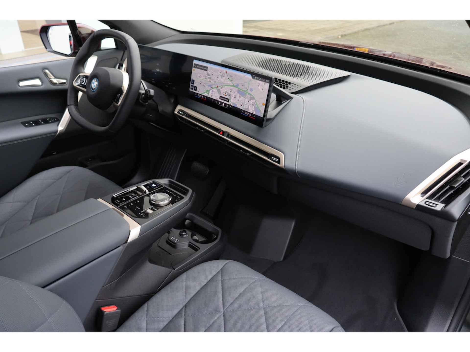 BMW iX xDrive50 High Executive Sport 112 kWh / Panoramadak Sky Lounge / Trekhaak / Parking Assistant Professional / Laserlight / Stoelventilatie / Soft-Close - 15/30