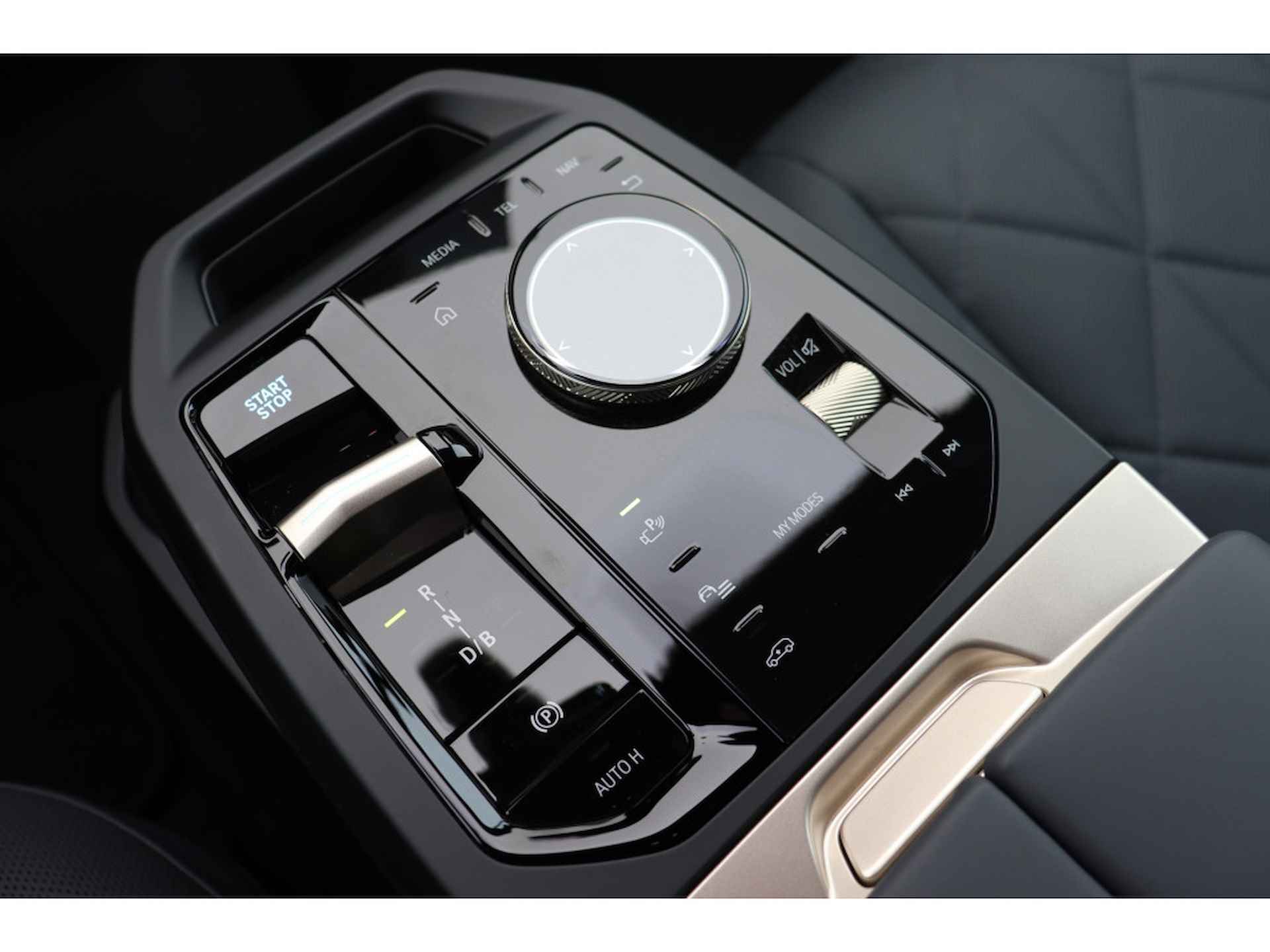 BMW iX xDrive50 High Executive Sport 112 kWh / Panoramadak Sky Lounge / Trekhaak / Parking Assistant Professional / Laserlight / Stoelventilatie / Soft-Close - 18/30