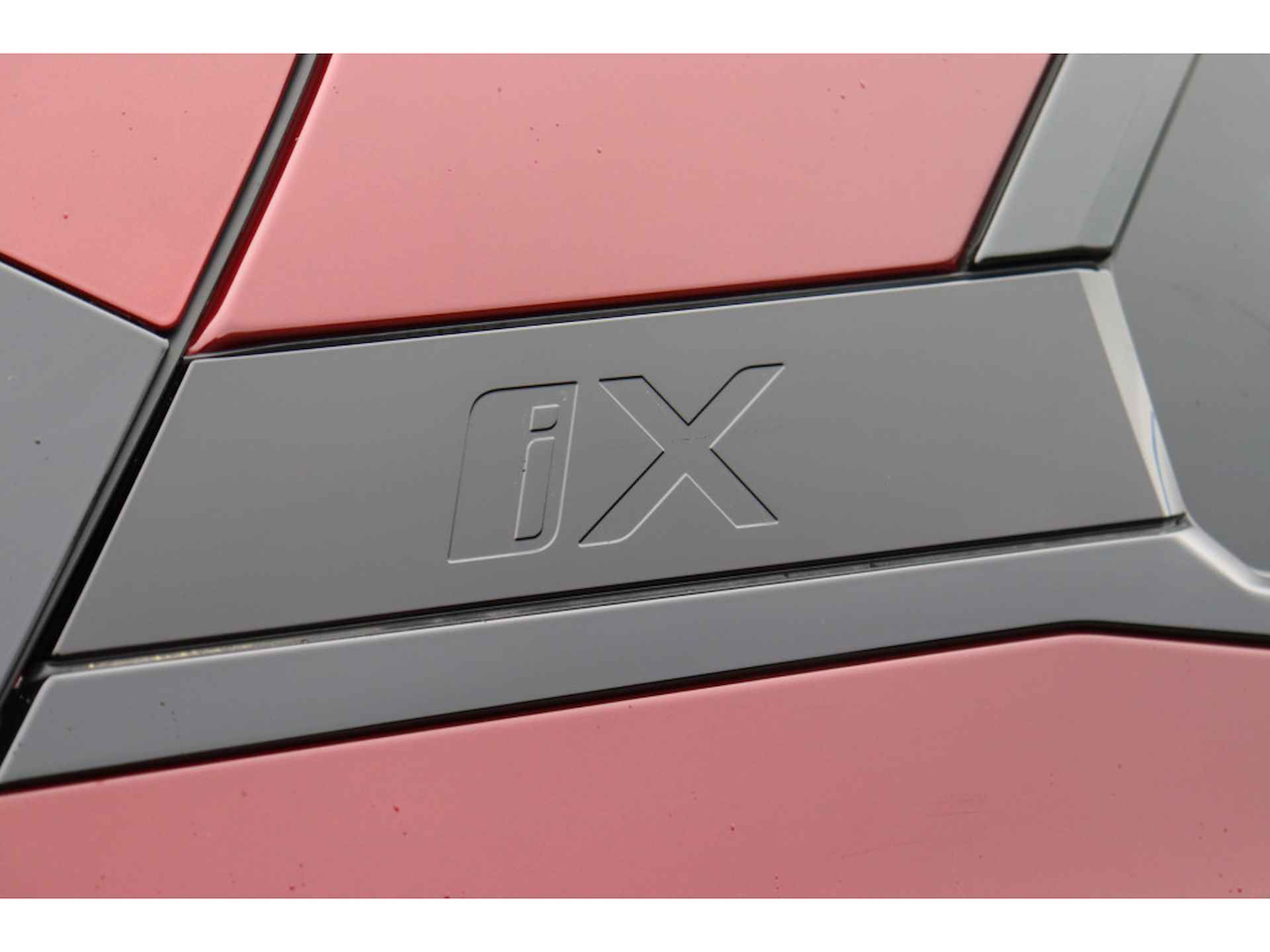 BMW iX xDrive50 High Executive Sport 112 kWh / Panoramadak Sky Lounge / Trekhaak / Parking Assistant Professional / Laserlight / Stoelventilatie / Soft-Close - 30/30