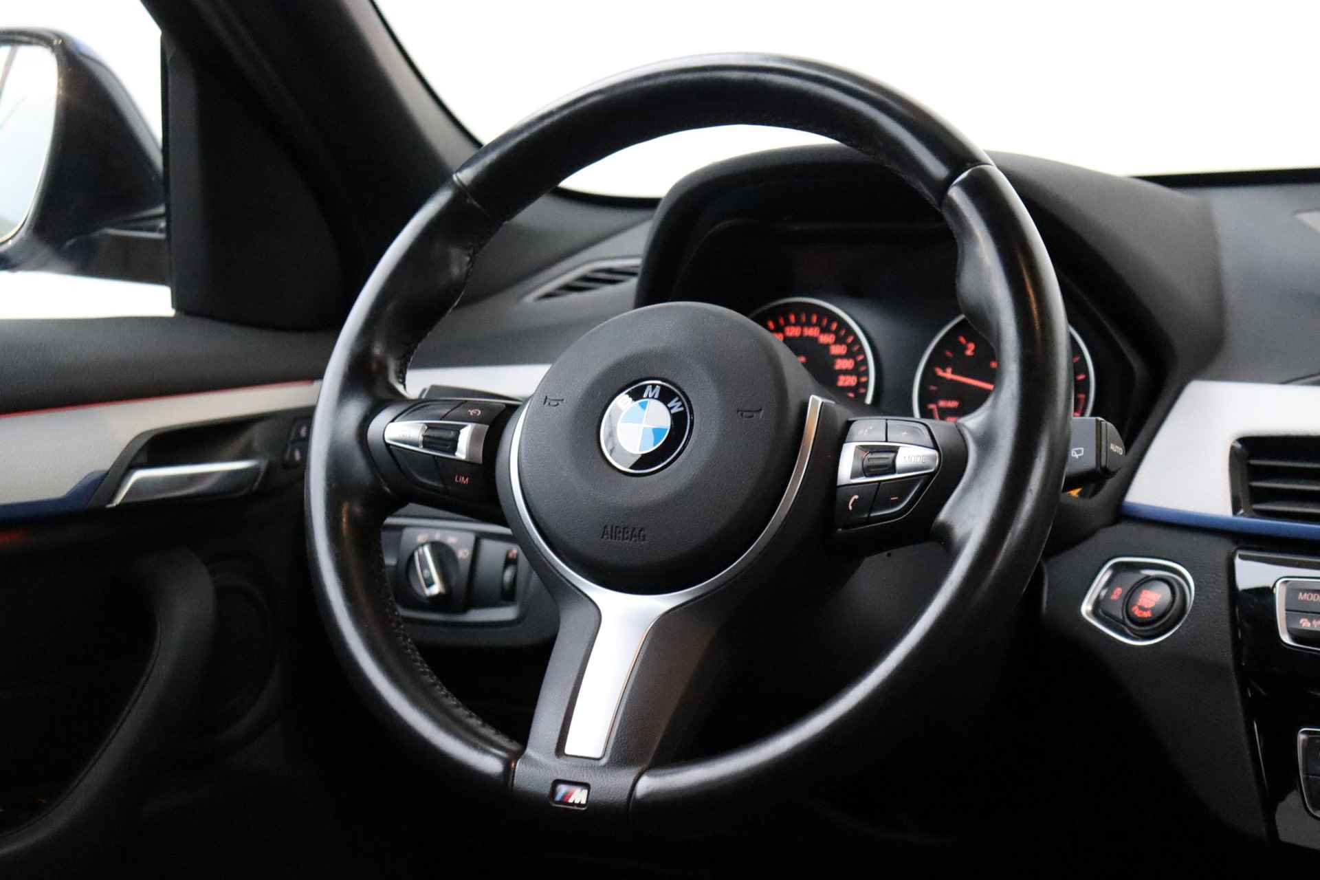 BMW X1 sDrive18i High Executive M-Sportpakket / Stoelverwarming / Achteruitrij camera / Electronic damping control - 14/33