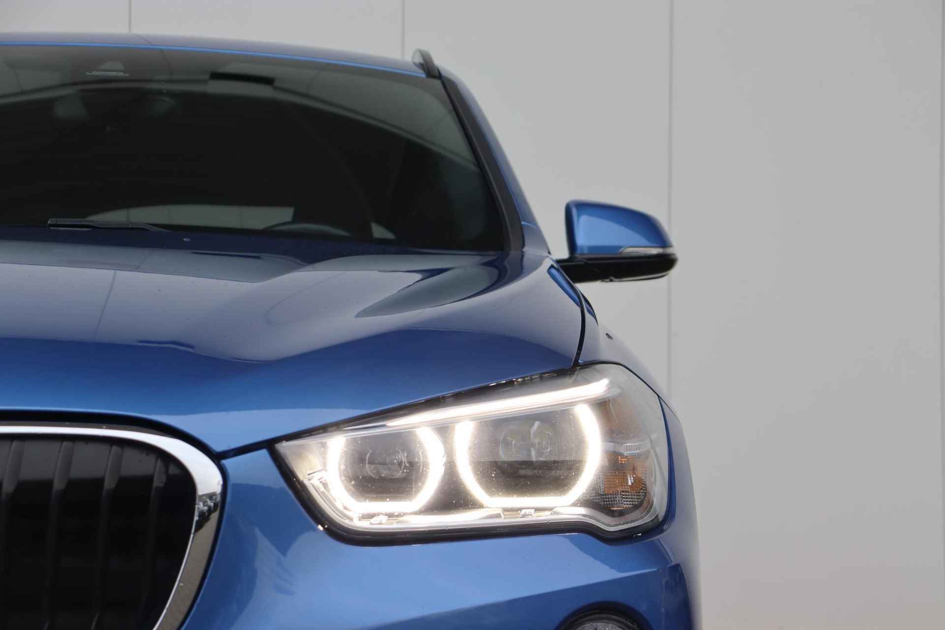 BMW X1 sDrive18i High Executive M-Sportpakket / Stoelverwarming / Achteruitrij camera / Electronic damping control - 3/33