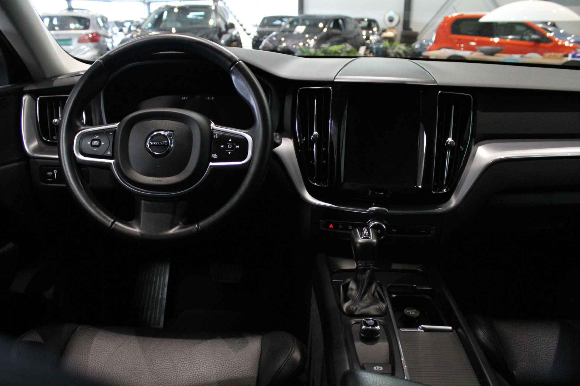 Volvo XC60 2.0 D4 Momentum | Navigatie | Leder | Verwarmde voorstoelen | Elektrisch bedienbare achterklep | - 5/23