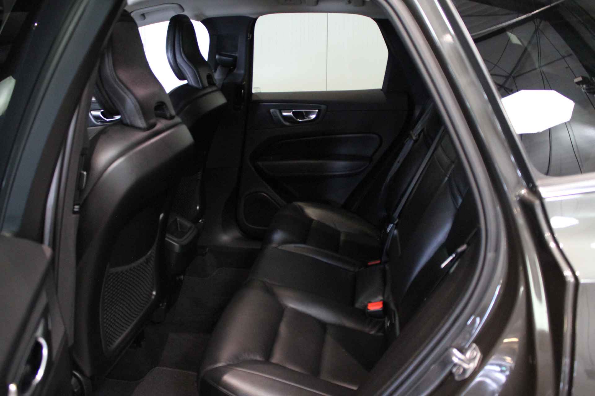 Volvo XC60 2.0 D4 Momentum | Navigatie | Leder | Verwarmde voorstoelen | Elektrisch bedienbare achterklep | - 10/23