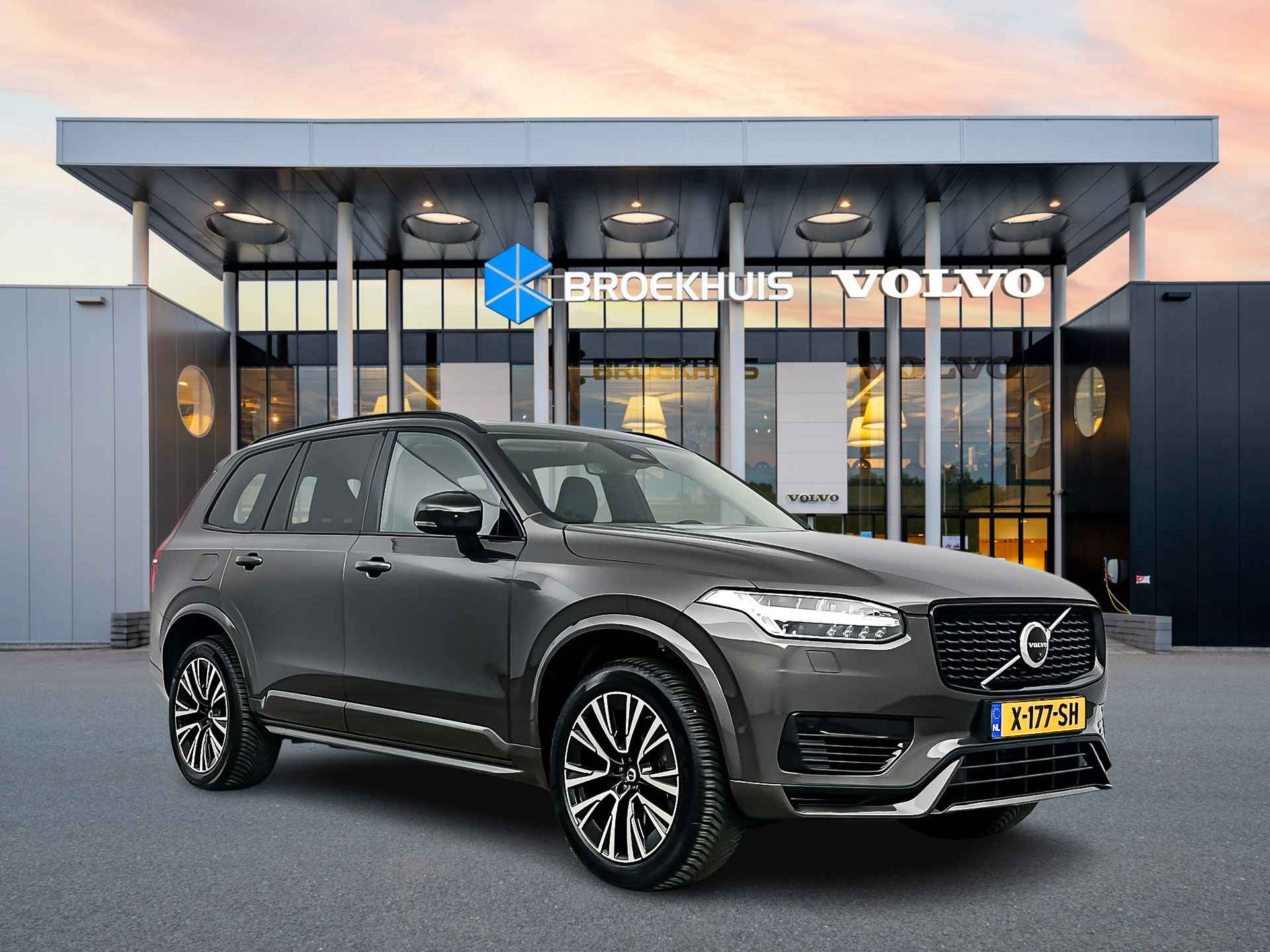 Volvo XC90 T8 Recharge Ultimate Dark | Luchtvering | 360-Camera | Trekhaak | Panoramadak | Head-up Display | Harman Kardon | Elektrische st - 3/38