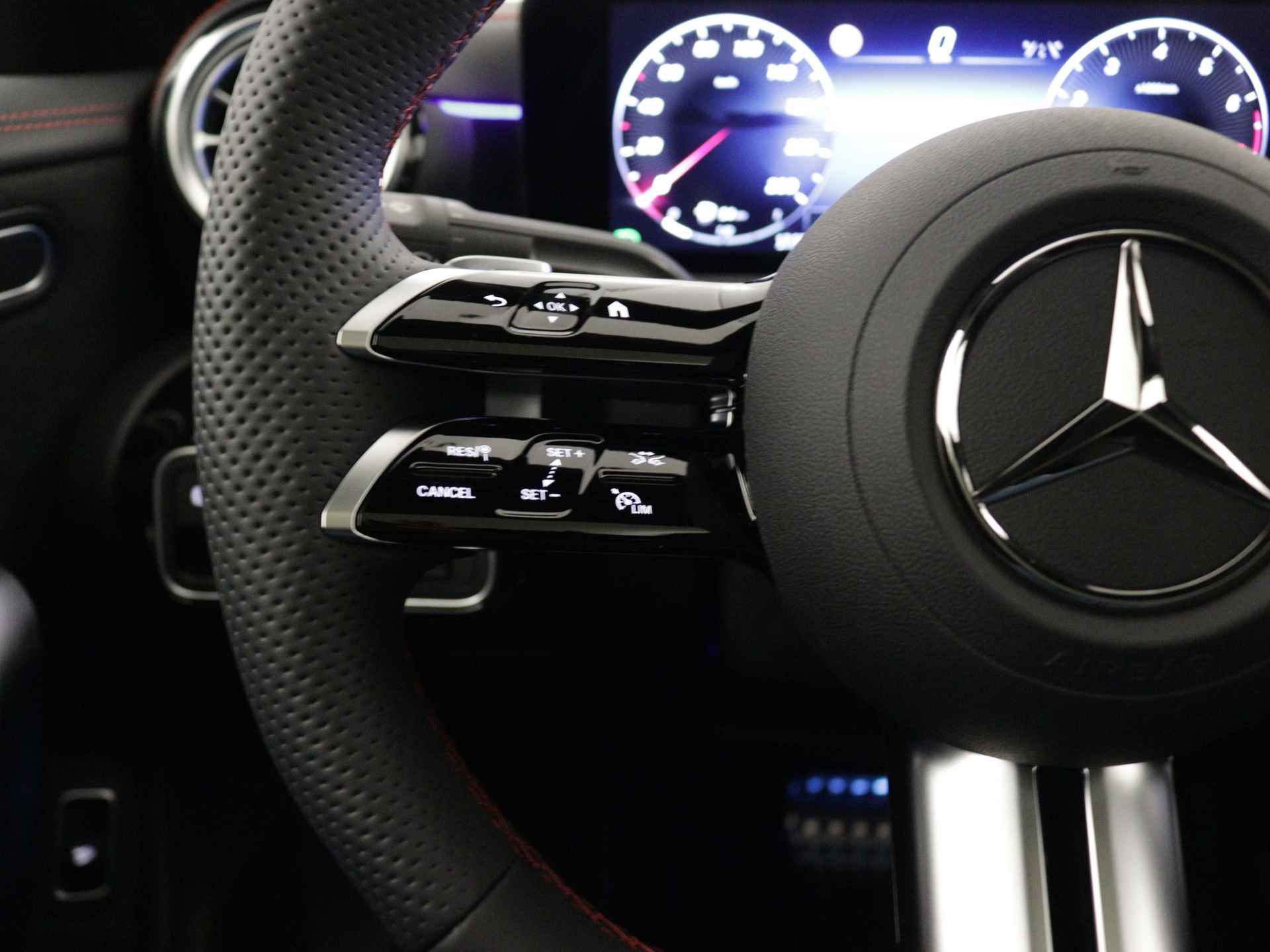 Mercedes-Benz CLA-Klasse 180 Star Edition AMG Line Plus | Nightpakket | Dodehoekassistent | Head-up display | KEYLESS GO-comfortpakket | USB pakket plus | Parkeerpakket met 360°-camera | Sfeerverlichting | Draadloos oplaadsysteem voor Smartphone | - 19/40