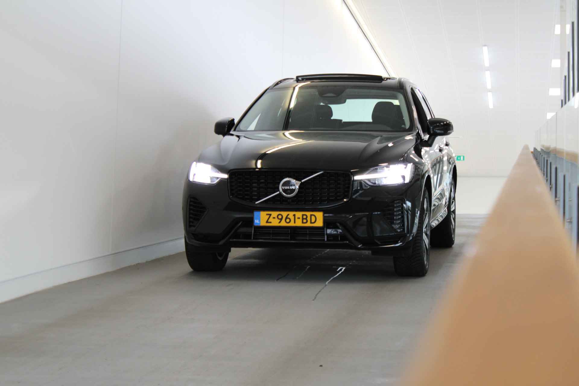 Volvo XC60 T6 350PK AWD Plus Dark | Trekhaak | 360º view | Parkeerverw | Alle Season | Blis - 64/64