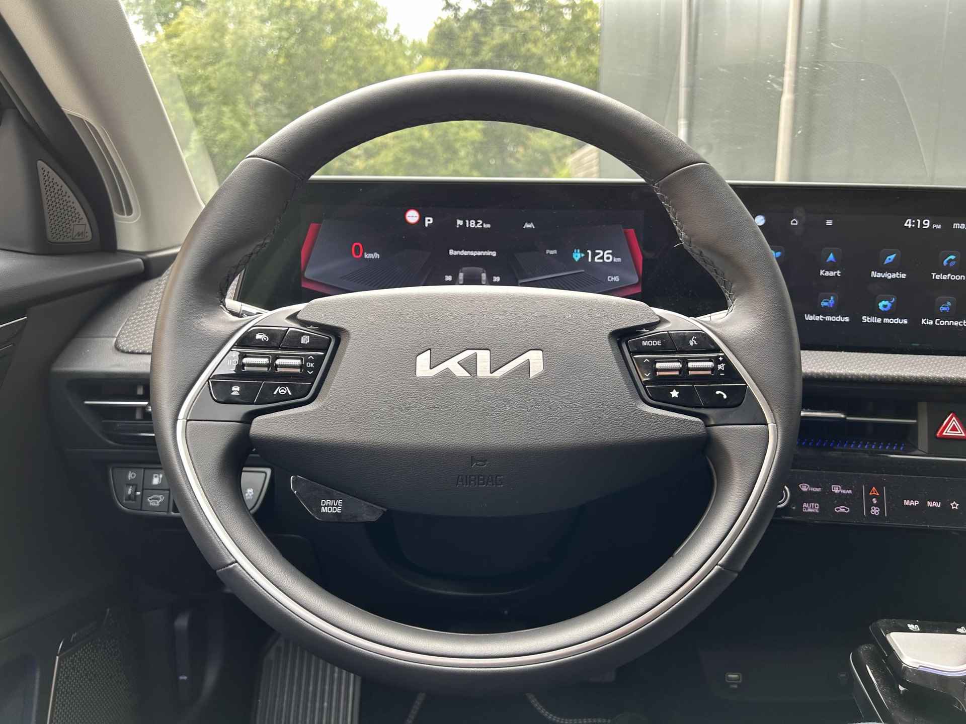 Kia EV6 Plus 77.4 kWh Apple Carplay | Navi | Addaptive Cruise Controle | BTW Auto | Vegan Lederen Bekleding | Stoel-stuurverwarming | Elektrisch bedienbare voorstoelen met geheugenfunctie Fabrieksgarantie t/m 4-1-2031 - 18/36