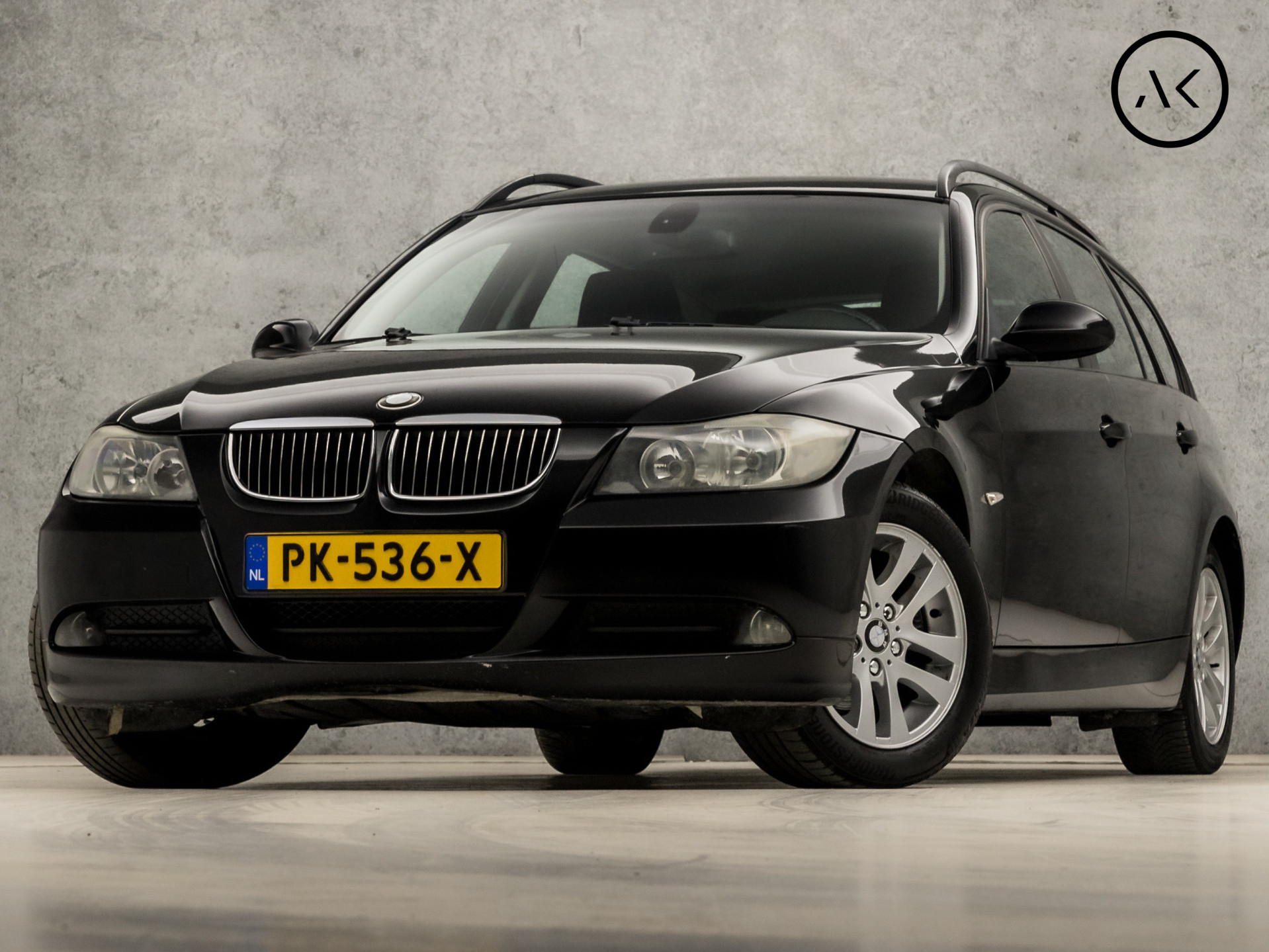 BMW 3 Serie Touring 318i Sport (CLIMATE, TREKHAAK, STUURWIEL MULTIFUNCTIONEEL, PARKEERSENSOREN, SPORTSTOELEN, TREKHAAK, NIEUWE APK, NIEUWSTAAT)