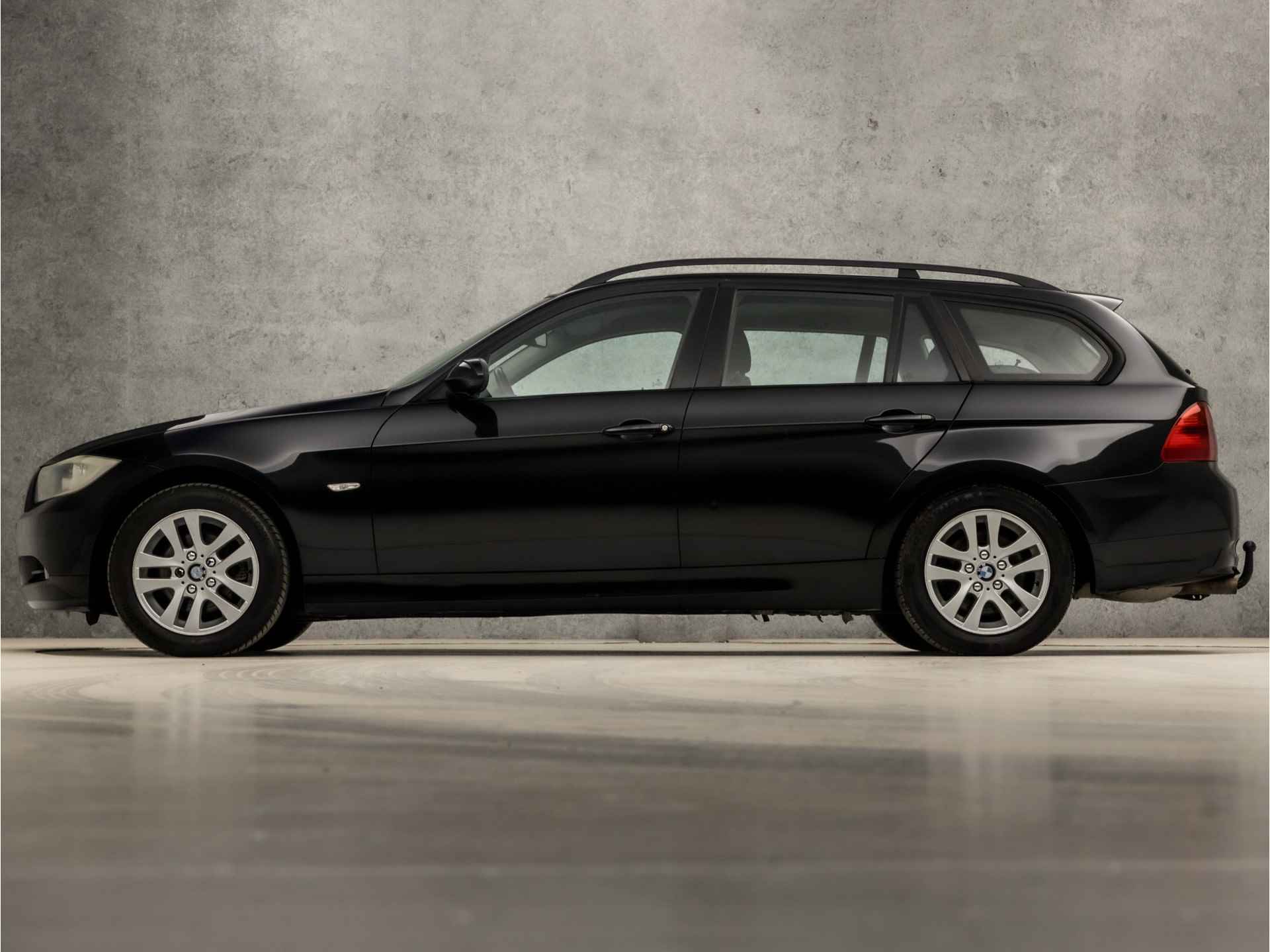 BMW 3 Serie Touring 318i Sport (CLIMATE, TREKHAAK, STUURWIEL MULTIFUNCTIONEEL, PARKEERSENSOREN, SPORTSTOELEN, TREKHAAK, NIEUWE APK, NIEUWSTAAT) - 2/30