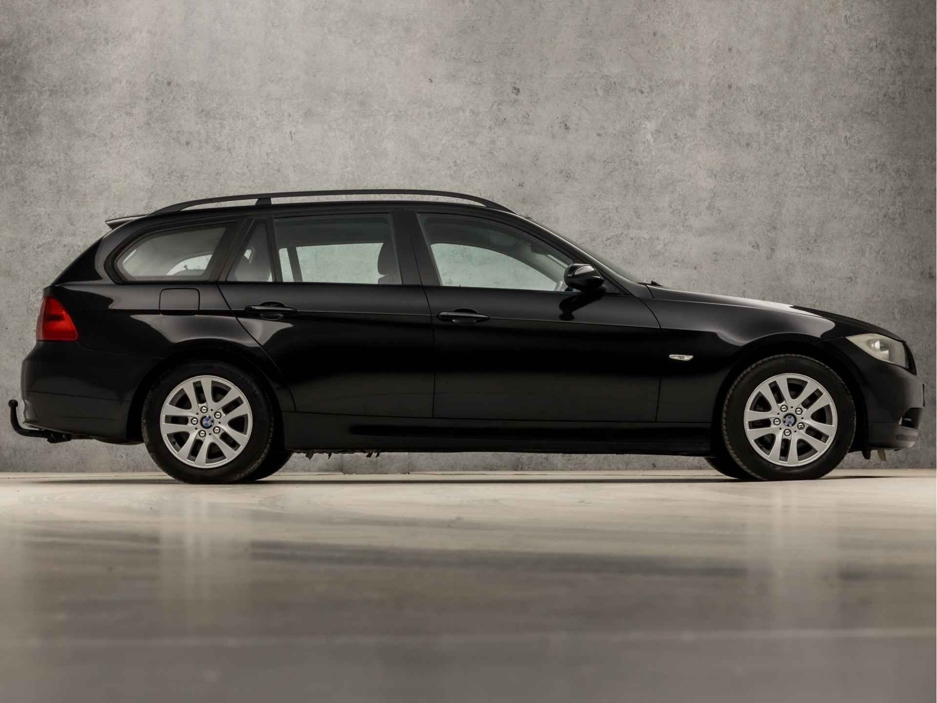 BMW 3 Serie Touring 318i Sport (CLIMATE, TREKHAAK, STUURWIEL MULTIFUNCTIONEEL, PARKEERSENSOREN, SPORTSTOELEN, TREKHAAK, NIEUWE APK, NIEUWSTAAT) - 4/30