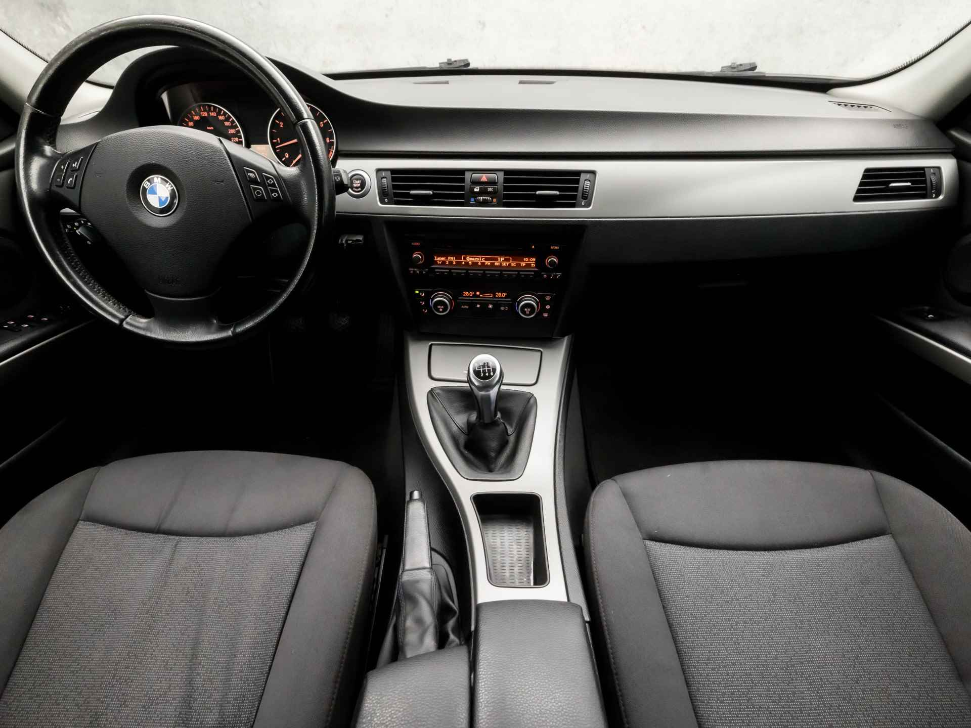 BMW 3 Serie Touring 318i Sport (CLIMATE, TREKHAAK, STUURWIEL MULTIFUNCTIONEEL, PARKEERSENSOREN, SPORTSTOELEN, TREKHAAK, NIEUWE APK, NIEUWSTAAT) - 6/30