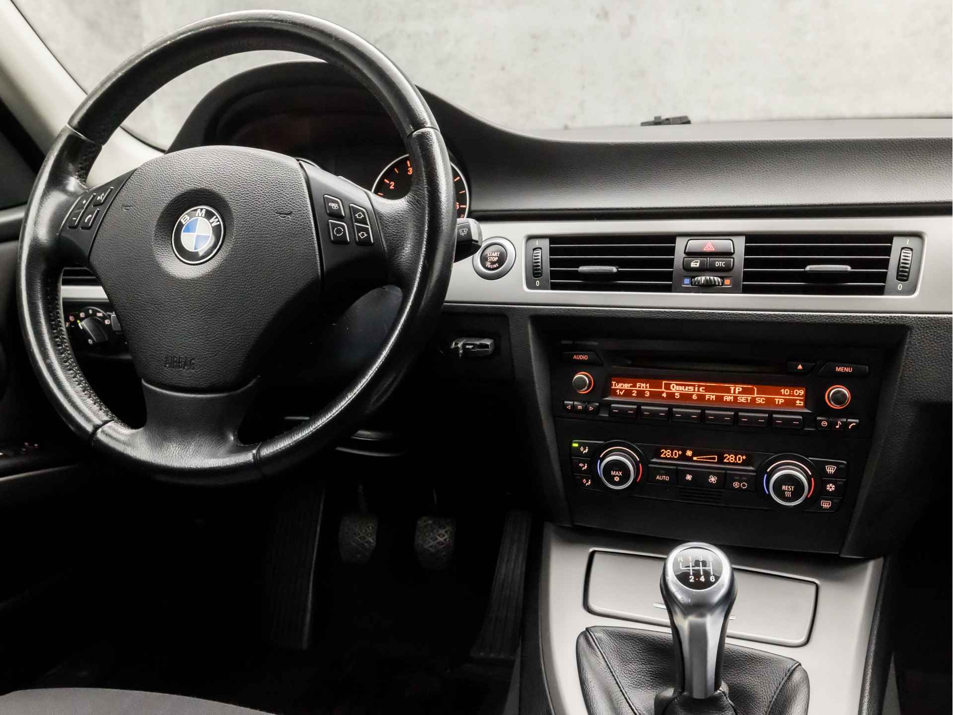 BMW 3 Serie Touring 318i Sport (CLIMATE, TREKHAAK, STUURWIEL MULTIFUNCTIONEEL, PARKEERSENSOREN, SPORTSTOELEN, TREKHAAK, NIEUWE APK, NIEUWSTAAT) - 7/30