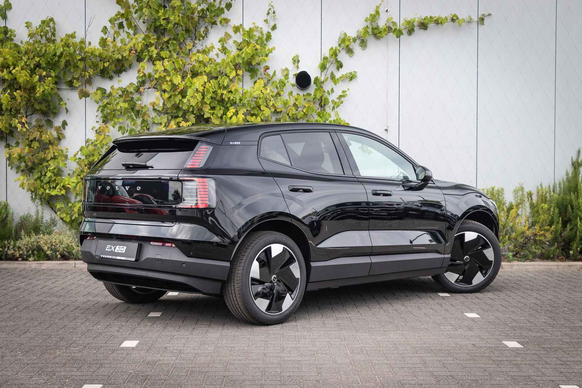 Volvo EX30 Single Motor Extended Range Plus 69 kWh | Adaptieve Cruise Control | Stoel + Stuurverwarming | Parkeercamera | Harman Kardon audio |Keyless | Extra getint glas - 4/25