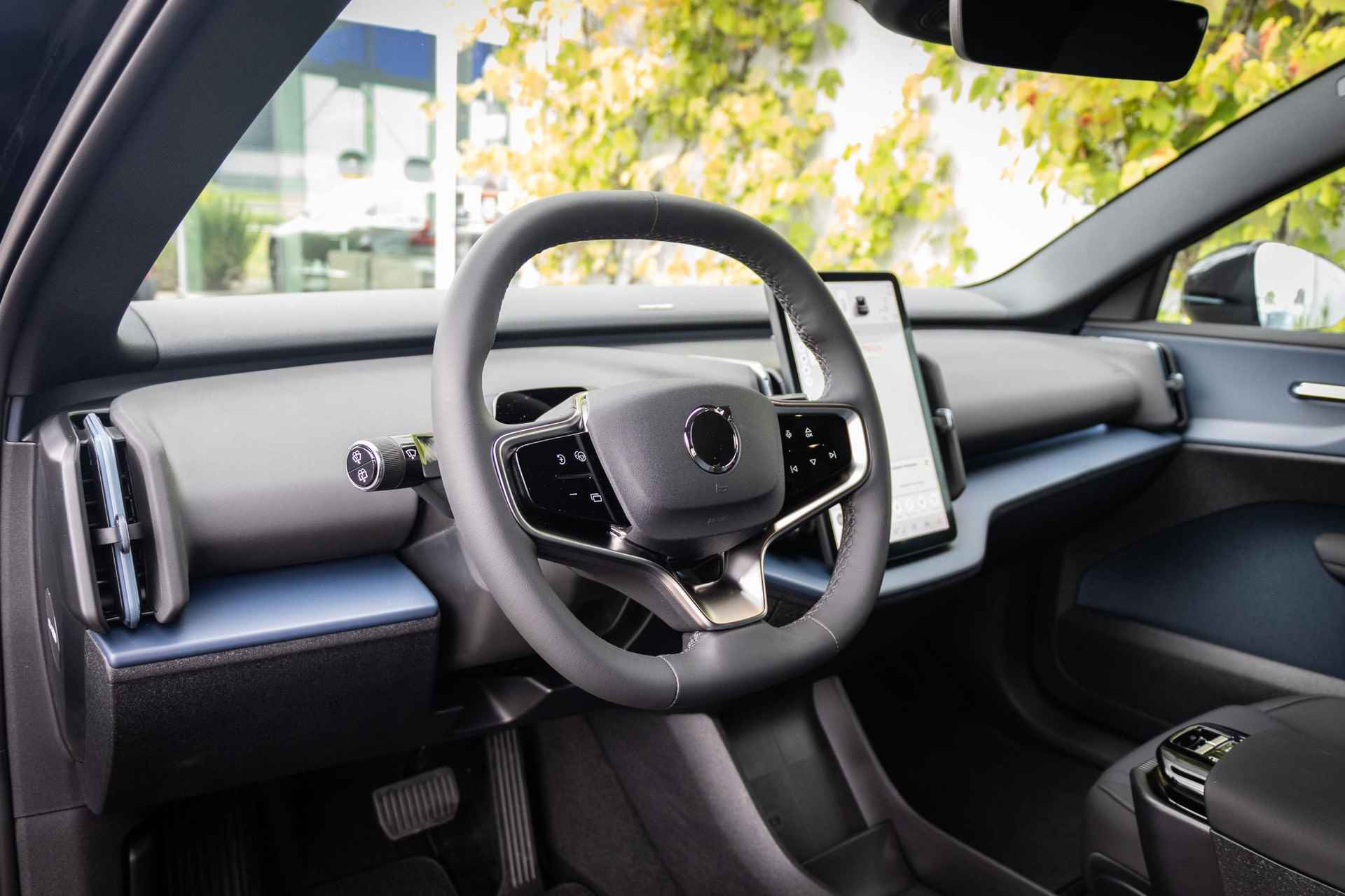 Volvo EX30 Single Motor Extended Range Plus 69 kWh | Adaptieve Cruise Control | Stoel + Stuurverwarming | Parkeercamera | Harman Kardon audio |Keyless | Extra getint glas - 11/25