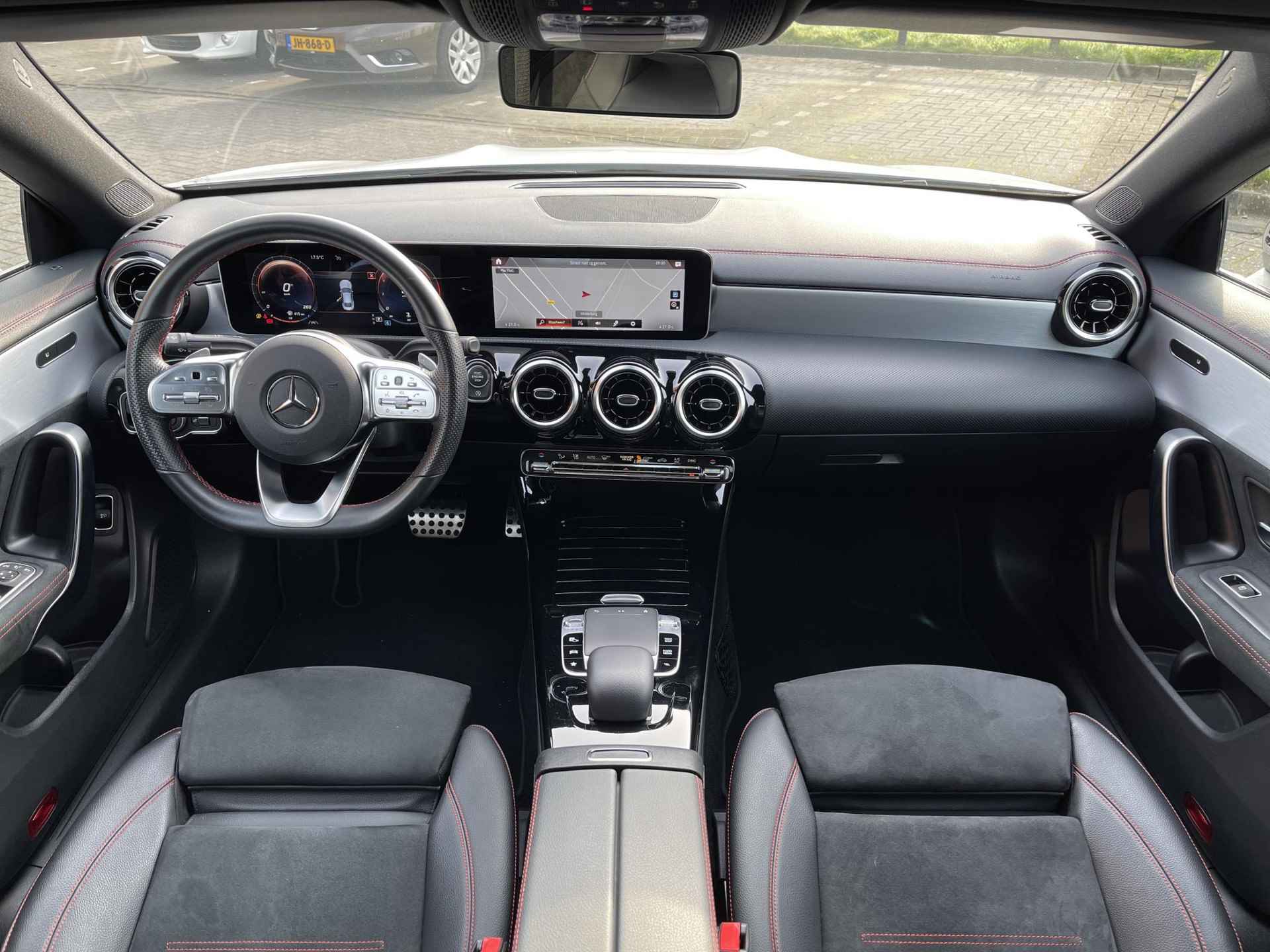 Mercedes-Benz CLA-klasse 180 Advantage AMG-Line | Navigatie | Camera | Stoelverwarming | Apple Carplay/Android Auto | LED Koplampen | Rijklaarprijs! - 13/26