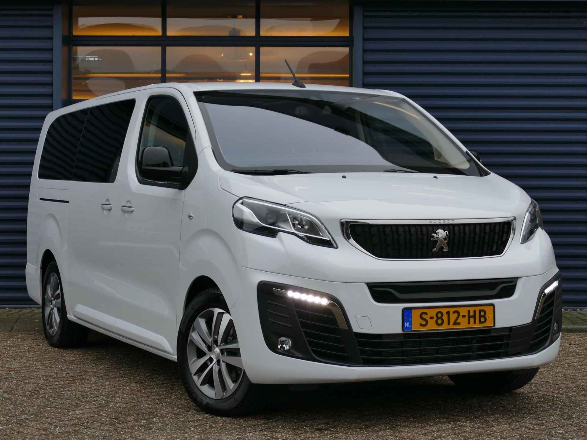 Peugeot e-Traveller 75 kWh Business Long VIP | 8-persoons | Stoelverwarming | Camera | Keyless | Panorama dak | SNEL LEVERBAAR - 3/33