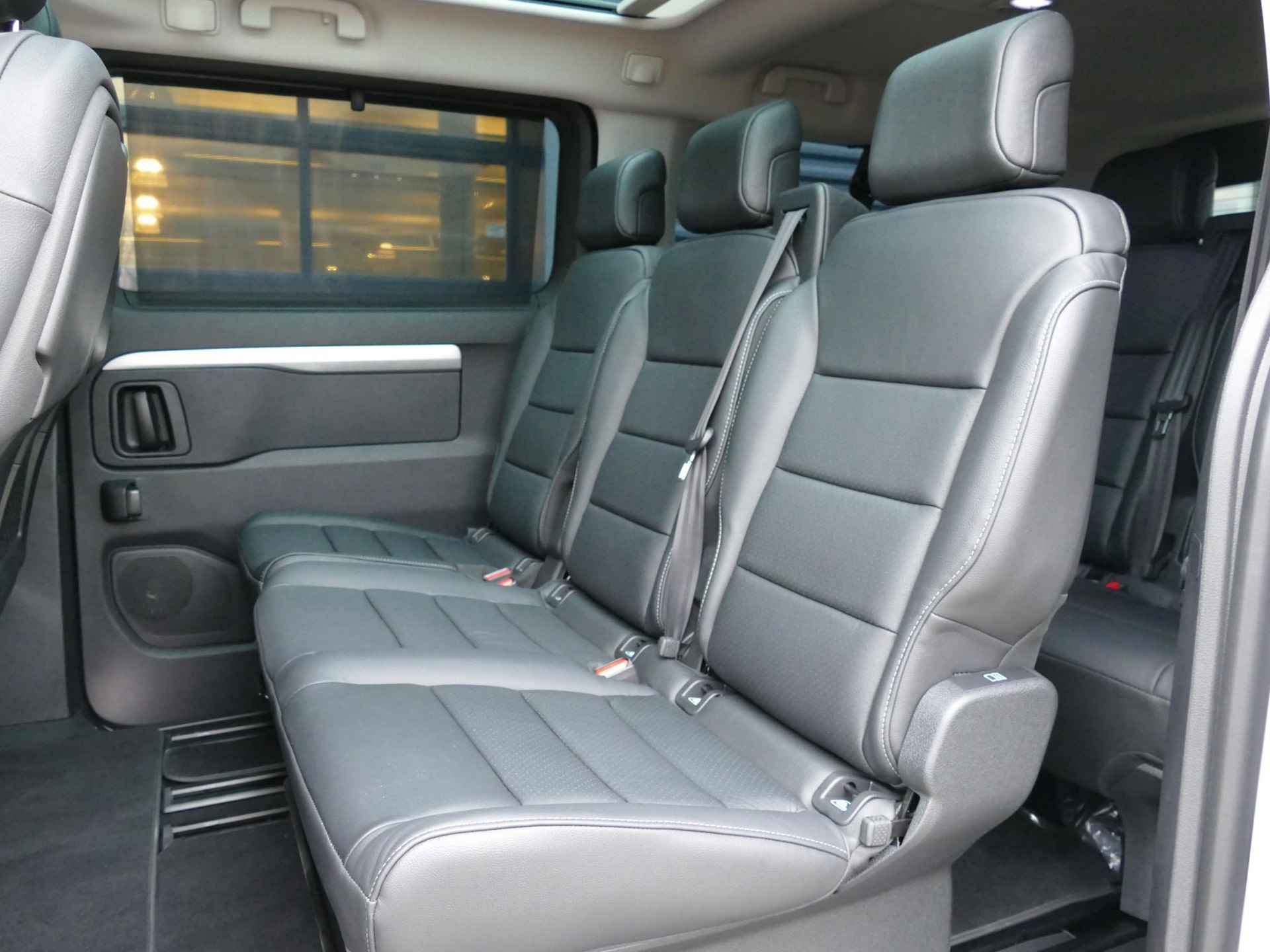 Peugeot e-Traveller 75 kWh Business Long VIP | 8-persoons | Stoelverwarming | Camera | Keyless | Panorama dak | SNEL LEVERBAAR - 10/33