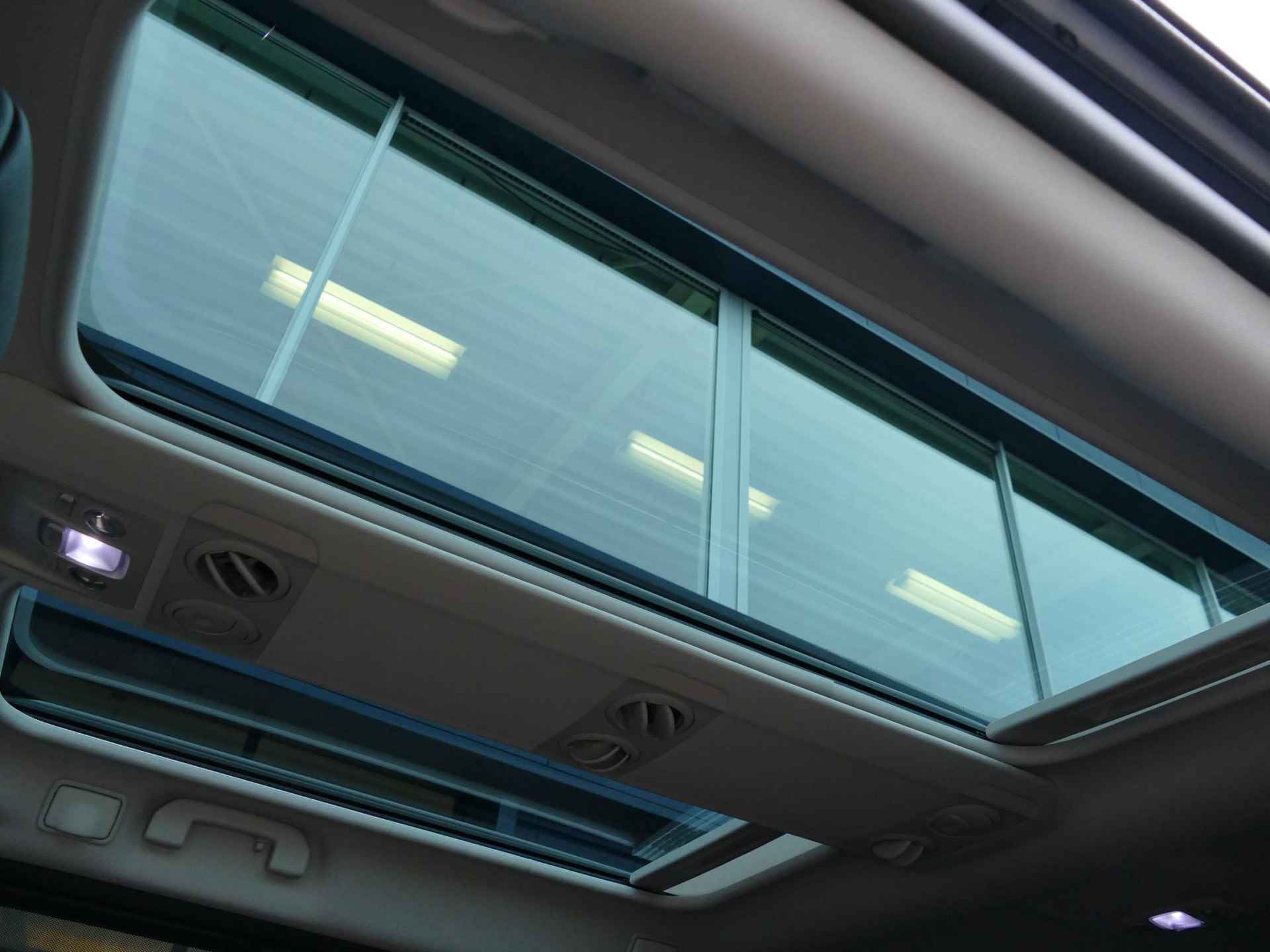 Peugeot e-Traveller 75 kWh Business Long VIP | 8-persoons | Stoelverwarming | Camera | Keyless | Panorama dak | SNEL LEVERBAAR - 21/33