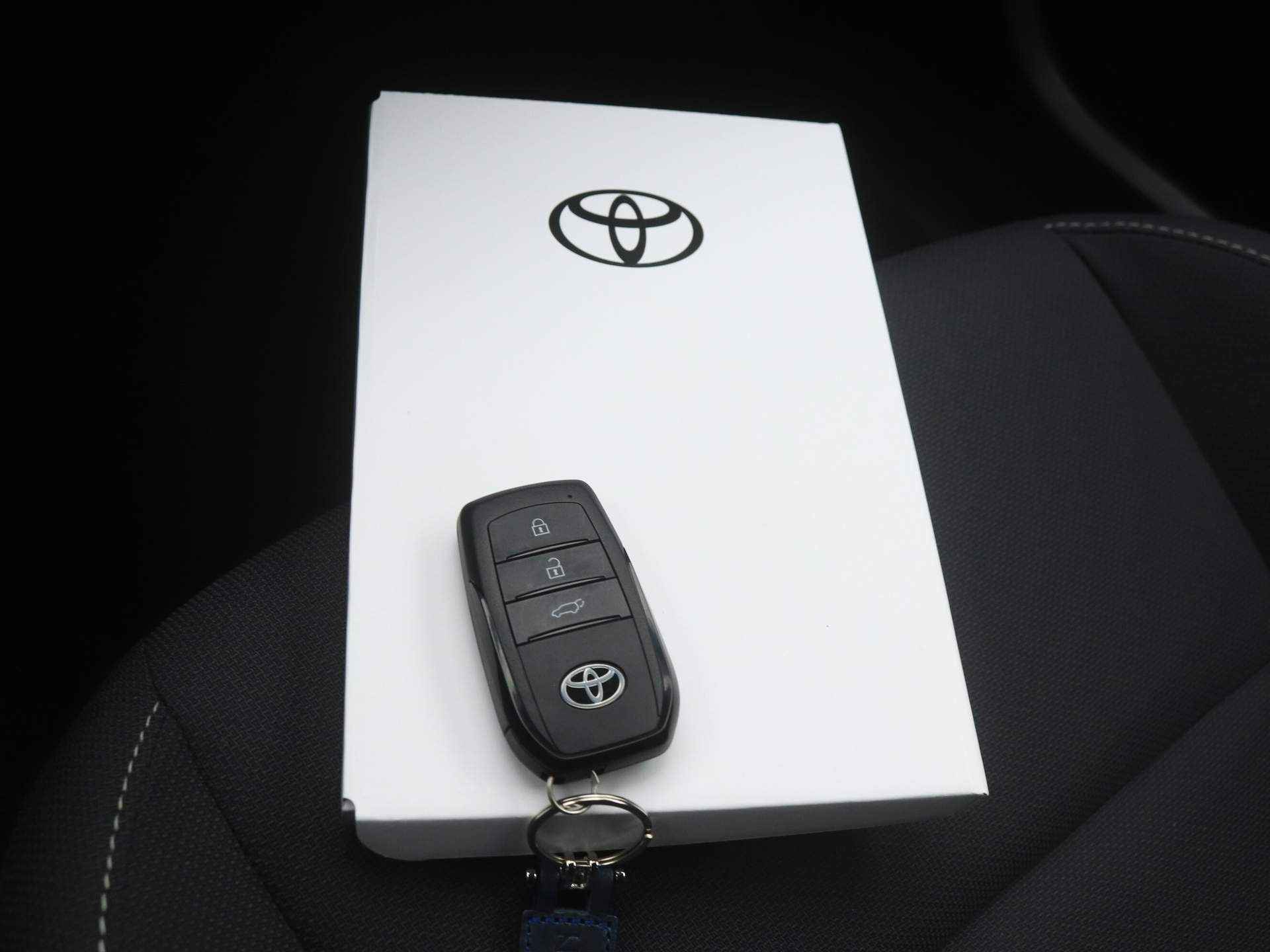 Toyota Prius 2.0 Plug-in Executive *Demo* | 2024 Model | - 14/39