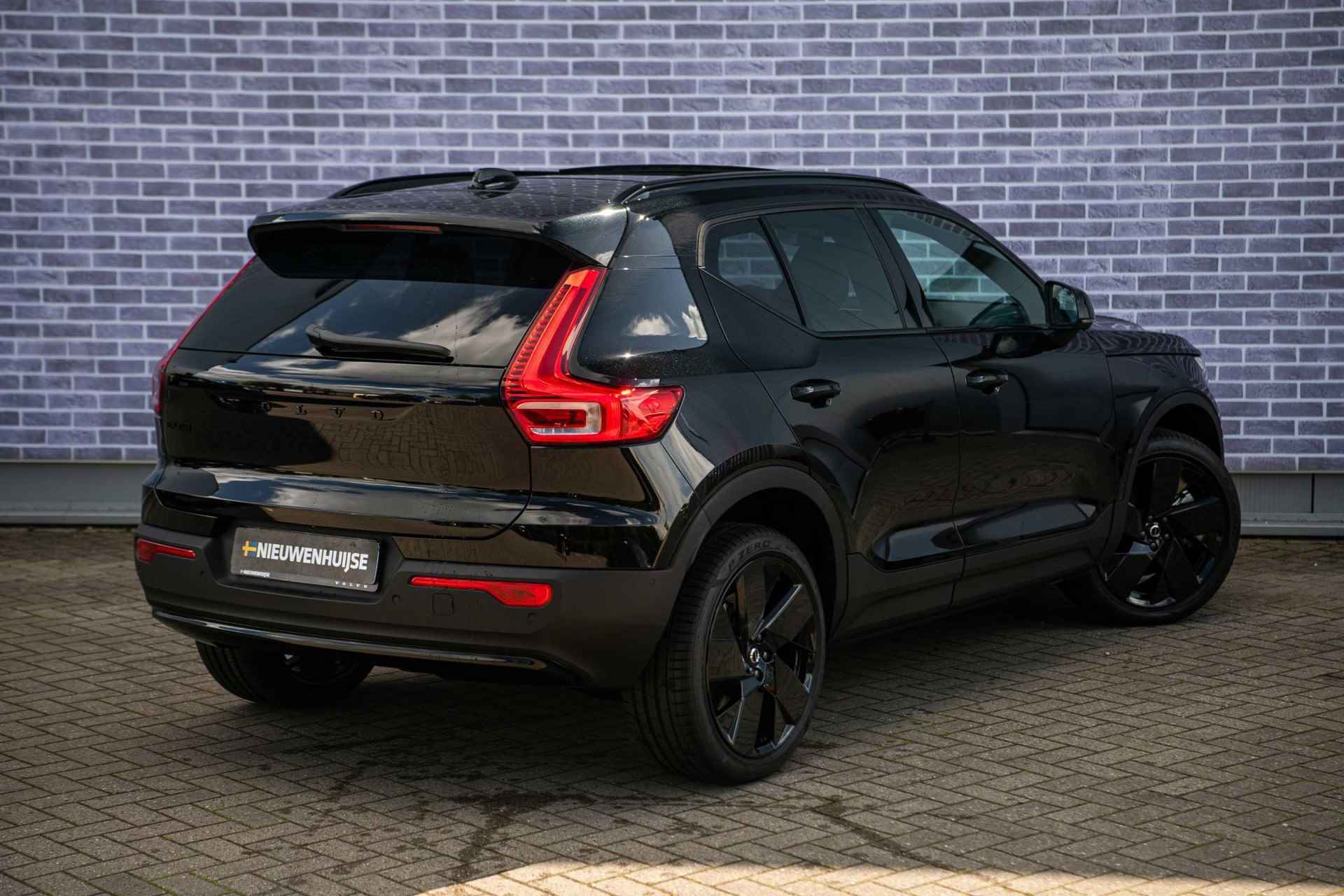 Volvo EX40 Twin Motor Performance Ultra Black Edition 82 kWh | Uit Voorraad Leverbaar | Panoramadak | Lightning Pack | Power Seats | Full Options | - 18/40