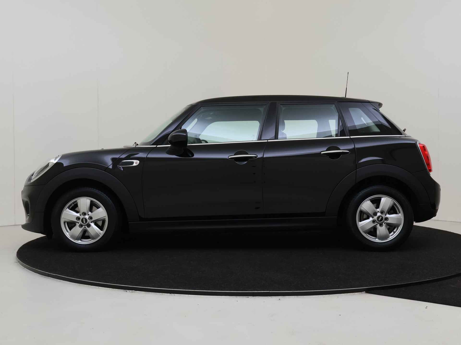 MINI 5-deurs 1.5 136pk Cooper 5drs Business Edition | Navigatie | Parkeersensoren | Airco | Cruise Control | - 4/43