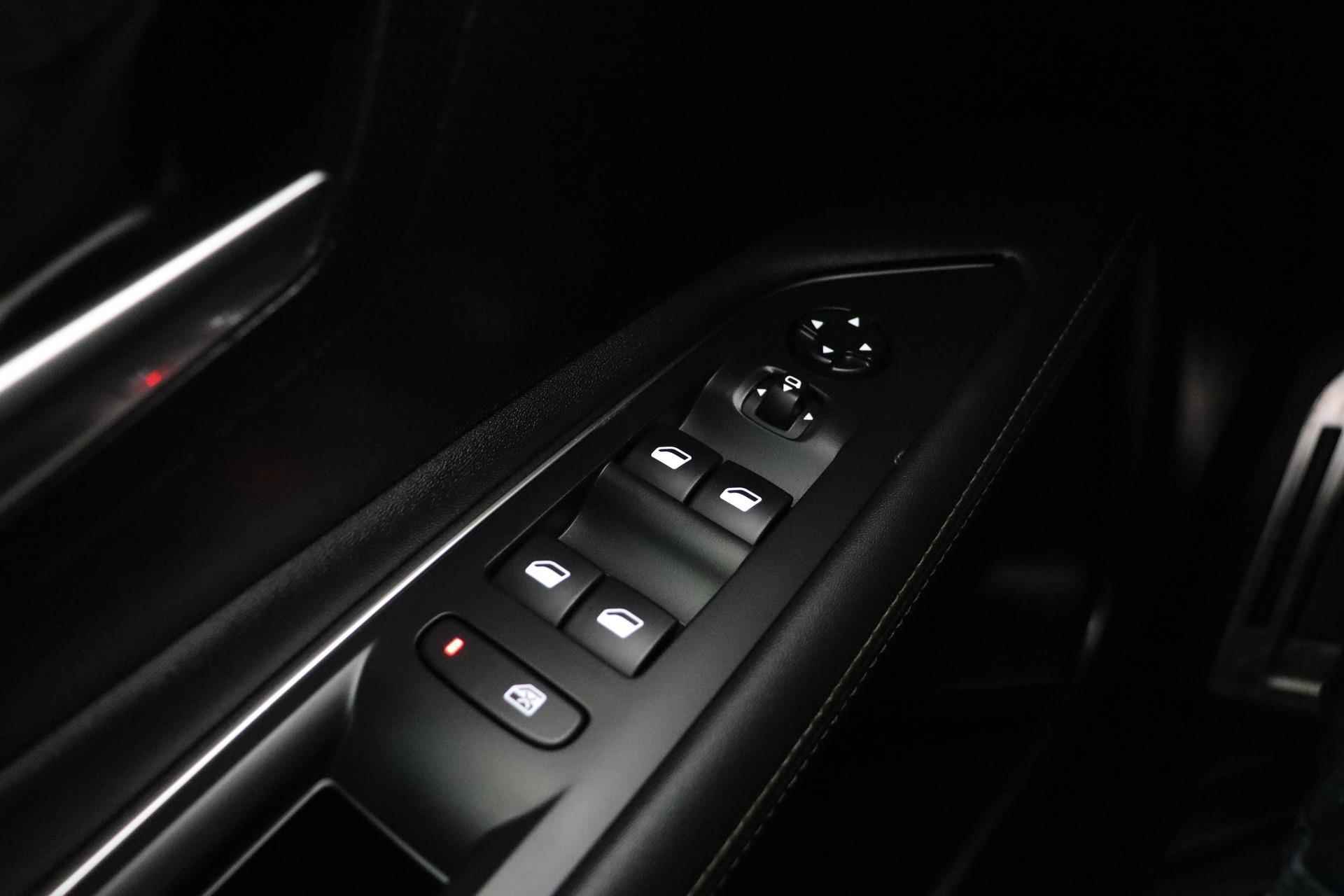 Peugeot 3008 1.2 PureTech GT Line | Panorama Dak | Navigatie | Climate & Cruise Control | 19INCH | Dodehoeksensoren | LED | - 23/38