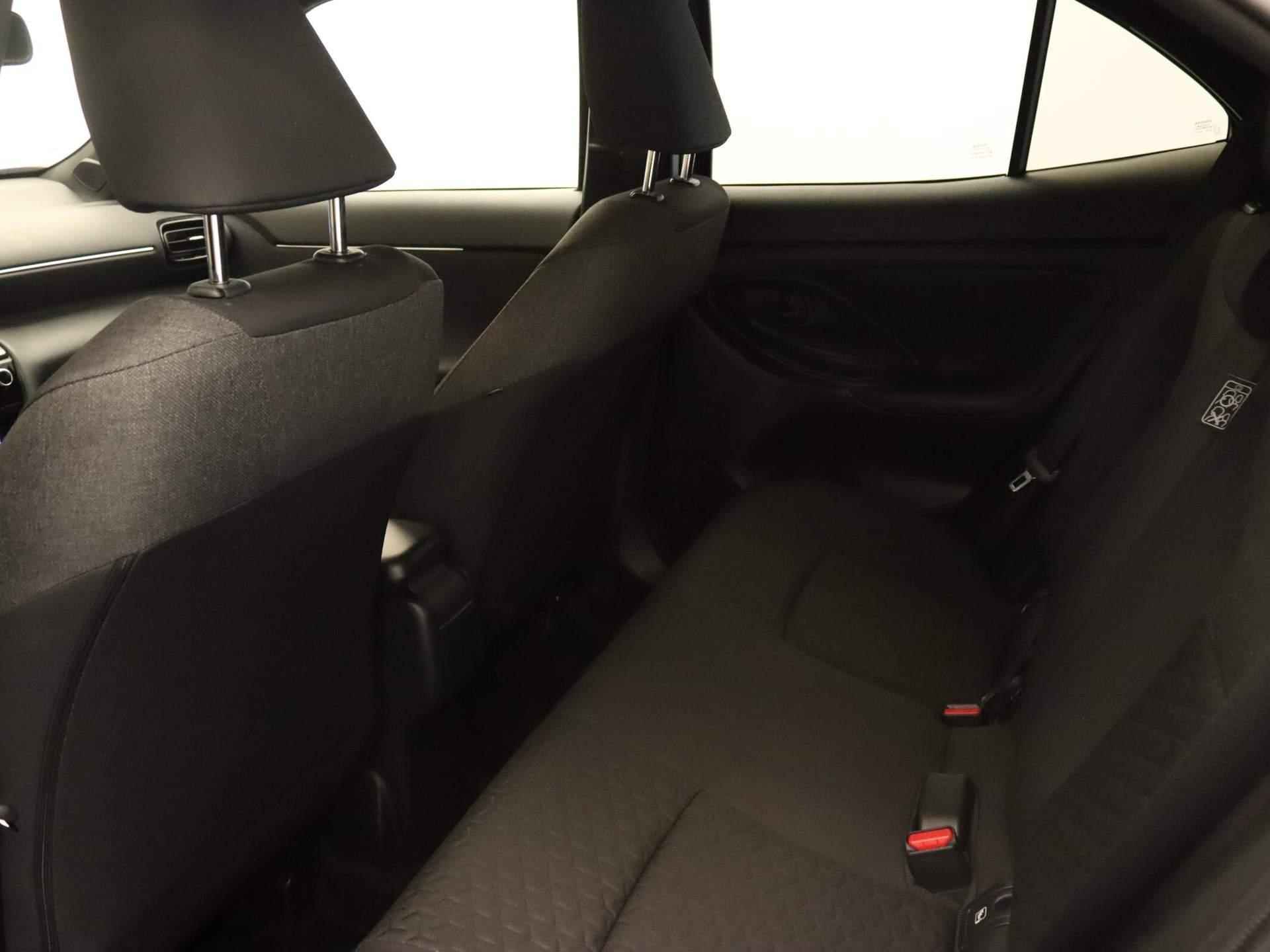 Toyota Yaris Cross 1.5 Hybrid Dynamic - NAVIGATIESYSTEEM - ACHTERUITRIJCAMERA - PARKEERSENSOREN VOOR/ ACHTER - 17 INCH LICHT METALEN VELGEN - ALL SEASON BANDEN - VOORSTOELEN VERWARMBAAR - 6/34