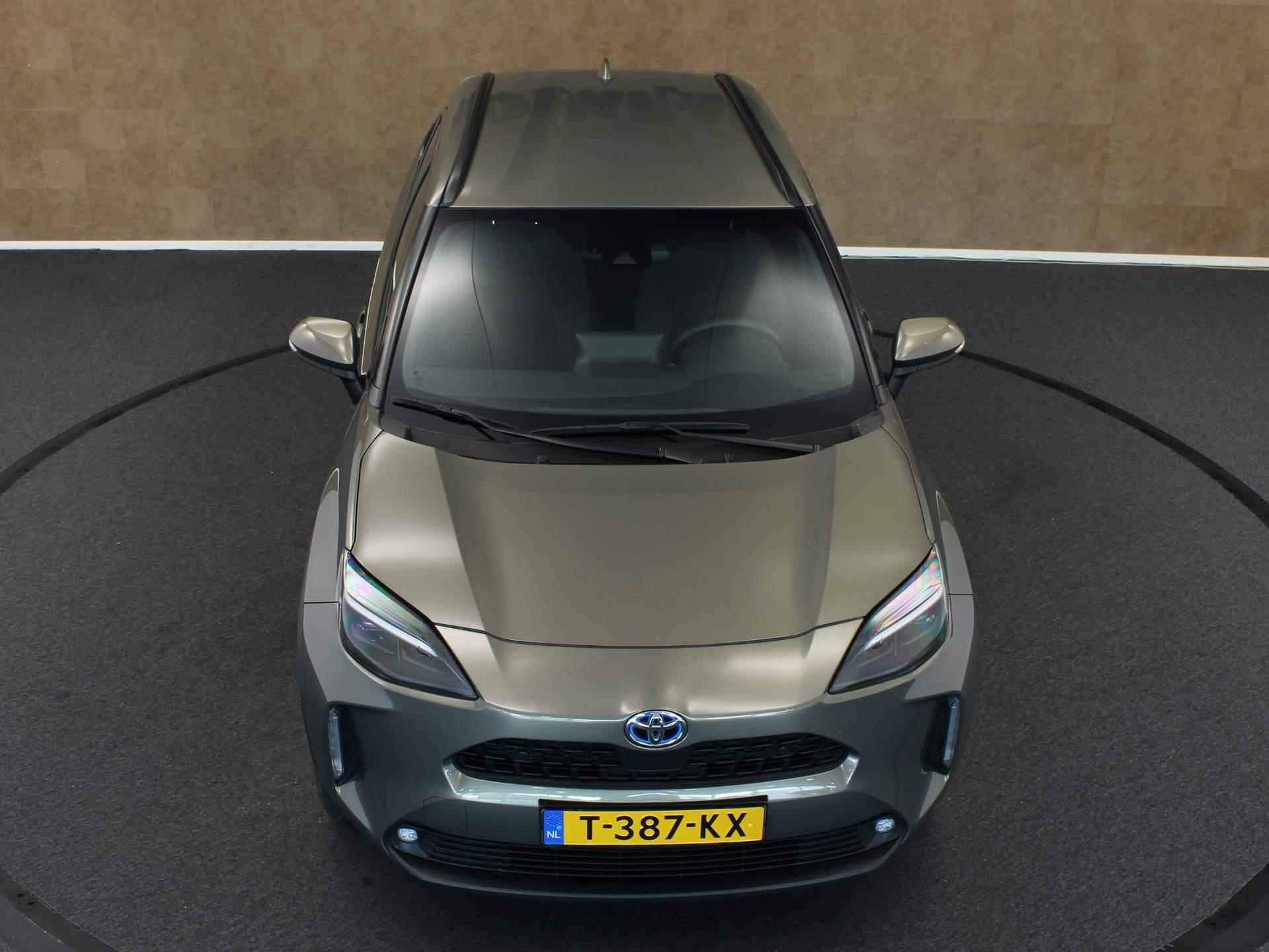 Toyota Yaris Cross 1.5 Hybrid Dynamic - NAVIGATIESYSTEEM - ACHTERUITRIJCAMERA - PARKEERSENSOREN VOOR/ ACHTER - 17 INCH LICHT METALEN VELGEN - ALL SEASON BANDEN - VOORSTOELEN VERWARMBAAR - 14/34