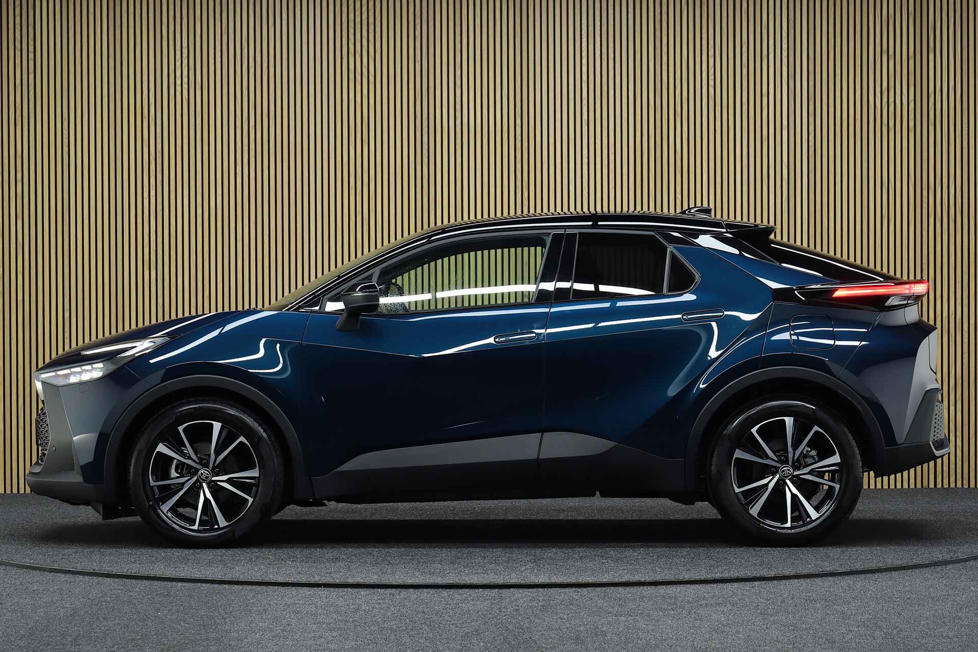 Toyota C-HR 1.8 Hybrid 140 First Edition | Nieuw uit voorraad leverbaar | Navigatie | Parkeerhulp | Winterpakket | Dodehoekdetectie - 2/38