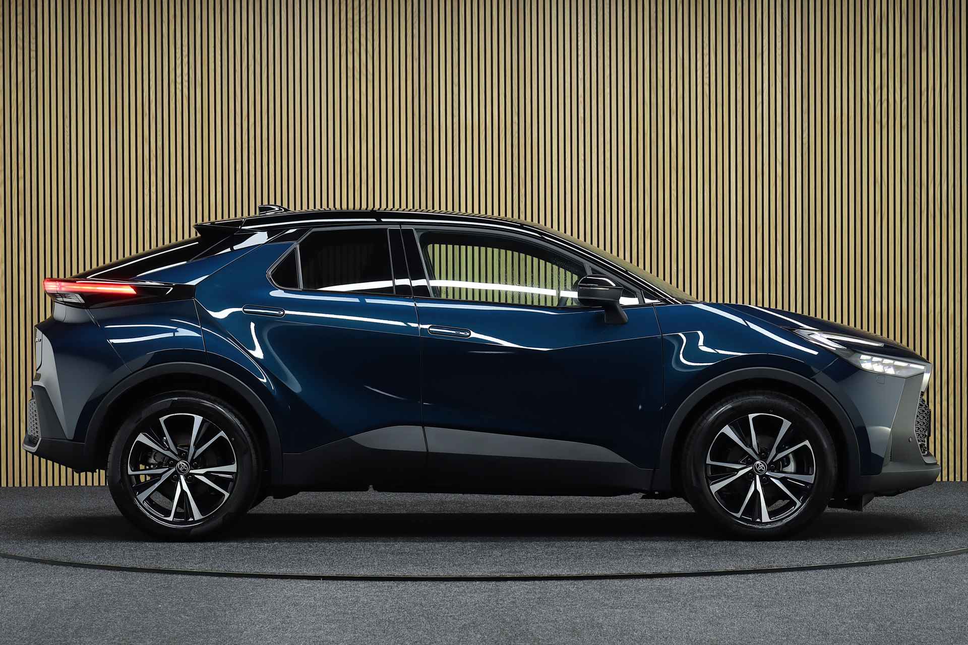 Toyota C-HR 1.8 Hybrid 140 First Edition | Nieuw uit voorraad leverbaar | Navigatie | Parkeerhulp | Winterpakket | Dodehoekdetectie - 10/38