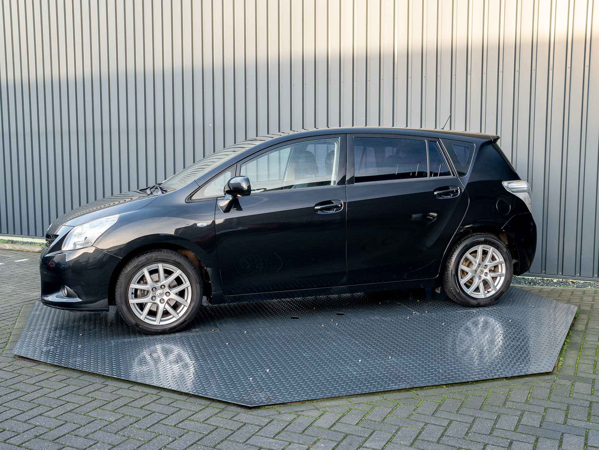 Toyota Verso 1.8 VVT-i Aut. Business | Trekhaak | Camera | Panodak | Leder | Prijs Rijklaar!! - 3/41