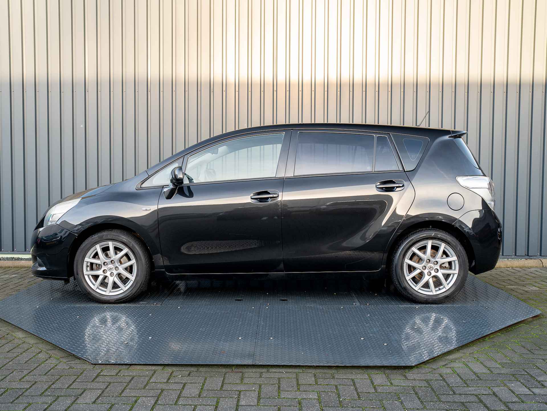 Toyota Verso 1.8 VVT-i Aut. Business | Trekhaak | Camera | Panodak | Leder | Prijs Rijklaar!! - 4/41