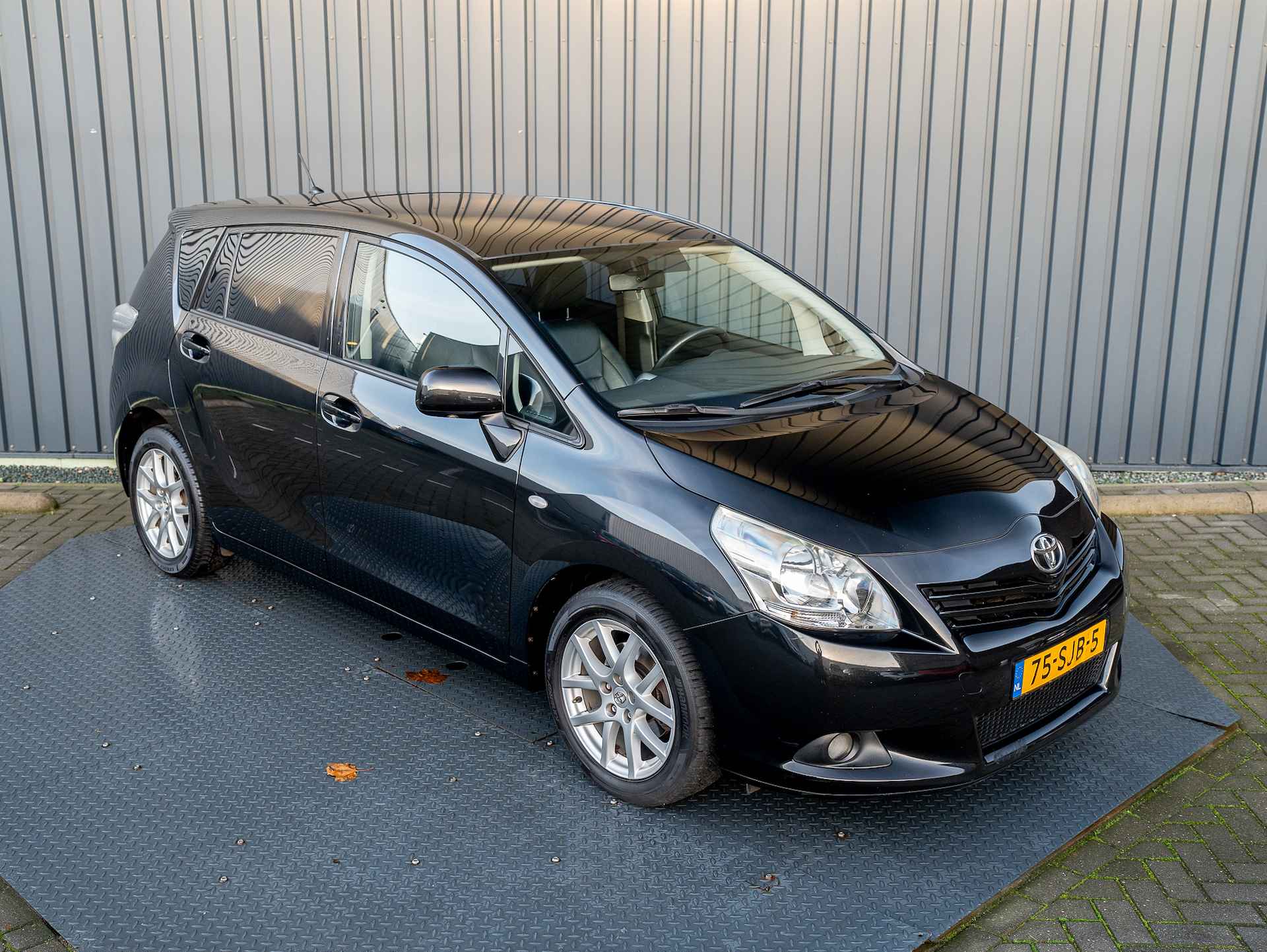 Toyota Verso 1.8 VVT-i Aut. Business | Trekhaak | Camera | Panodak | Leder | Prijs Rijklaar!! - 35/41