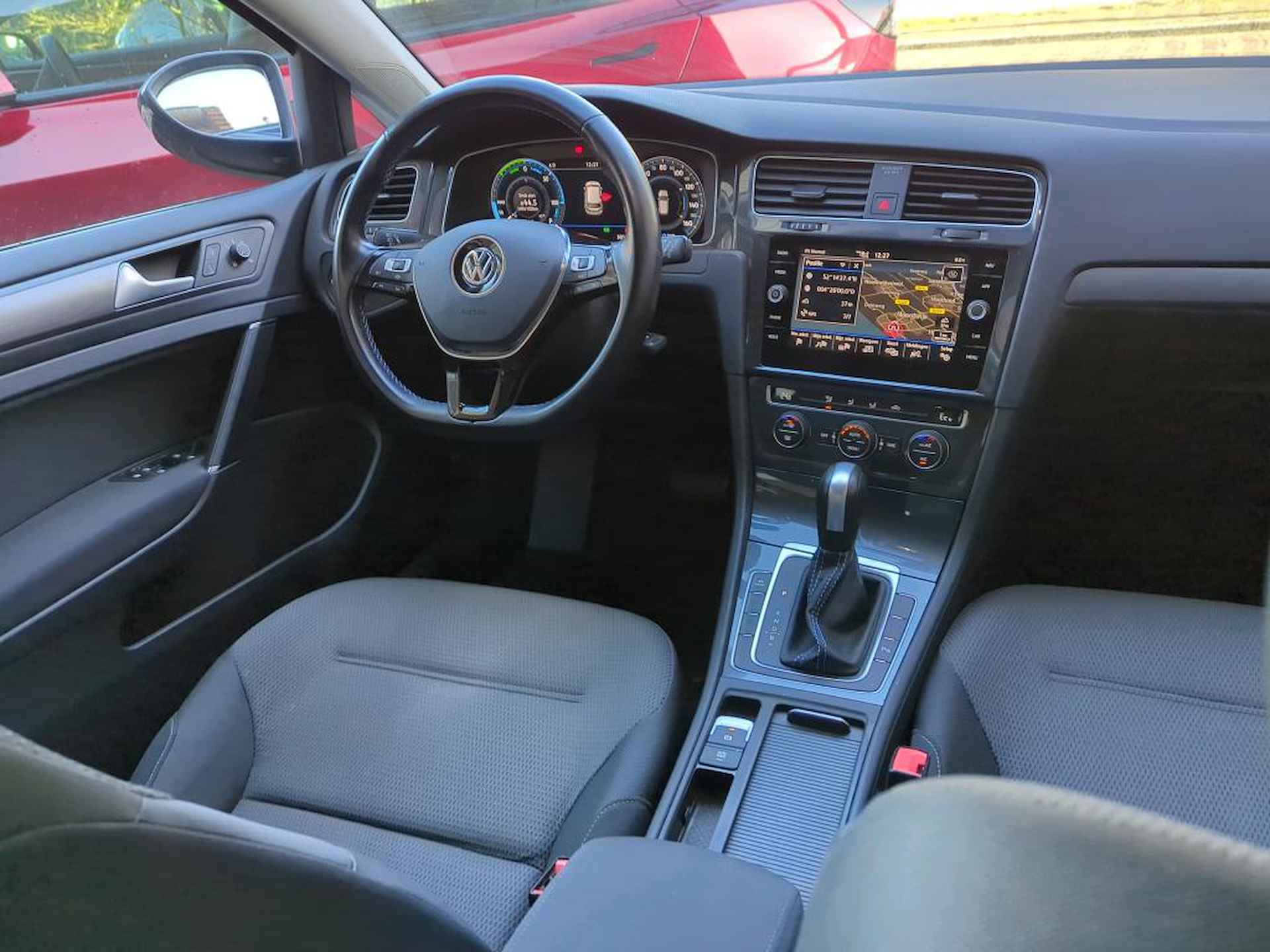 Volkswagen e-Golf E-DITION / Digitale cockpit/  Climatronic/ Parkeersensoren V + A / Led/ Navigatie/ 16 LMV - 11/15
