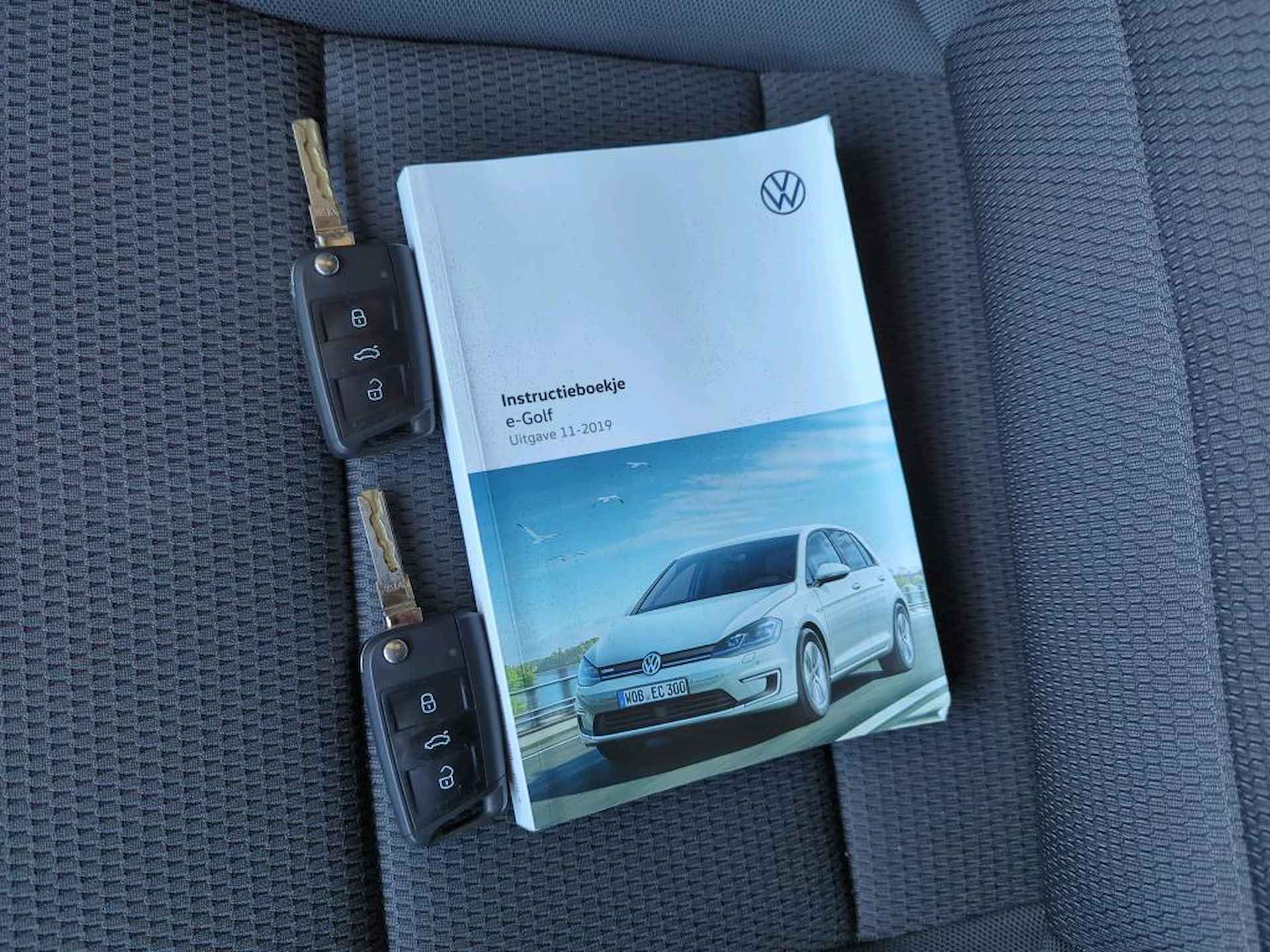 Volkswagen e-Golf E-DITION / Digitale cockpit/  Climatronic/ Parkeersensoren V + A / Led/ Navigatie/ 16 LMV - 14/15