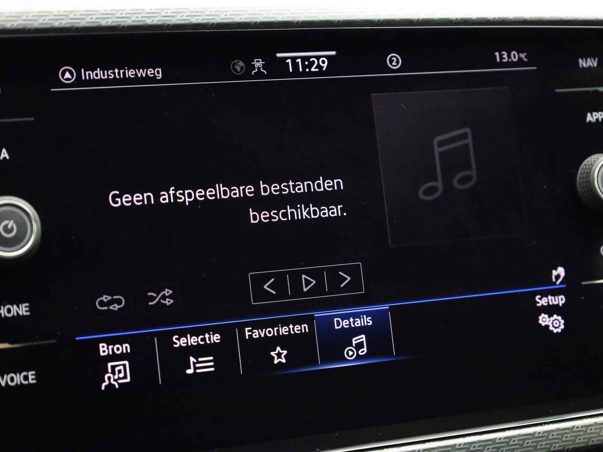 Volkswagen T-Cross 1.0TSI/110PK R-Line DSG · Navigatie · Trekhaak · Parkeersensoren + camera - 40/41
