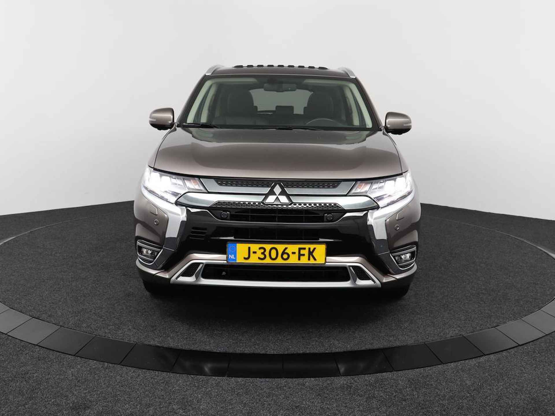 Mitsubishi Outlander 2.4 PHEV Intense+ | Eerste Eigenaar | 1.500 Kg Trekgewicht | Climate Control | 360 Camera | Panoramadak | Bekleding Leer/Alcantara - 2/60