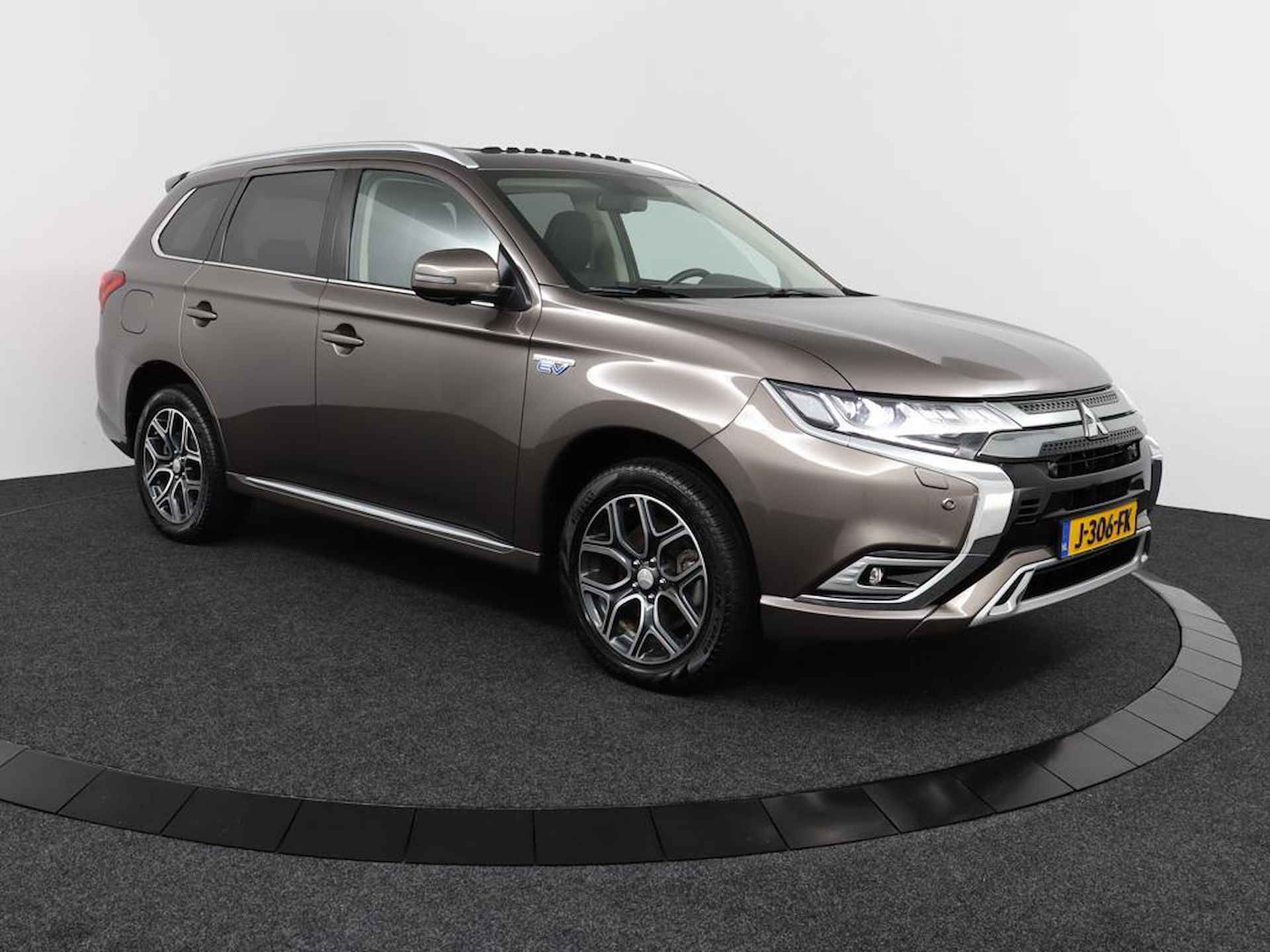 Mitsubishi Outlander 2.4 PHEV Intense+ | Eerste Eigenaar | 1.500 Kg Trekgewicht | Climate Control | 360 Camera | Panoramadak | Bekleding Leer/Alcantara - 3/60